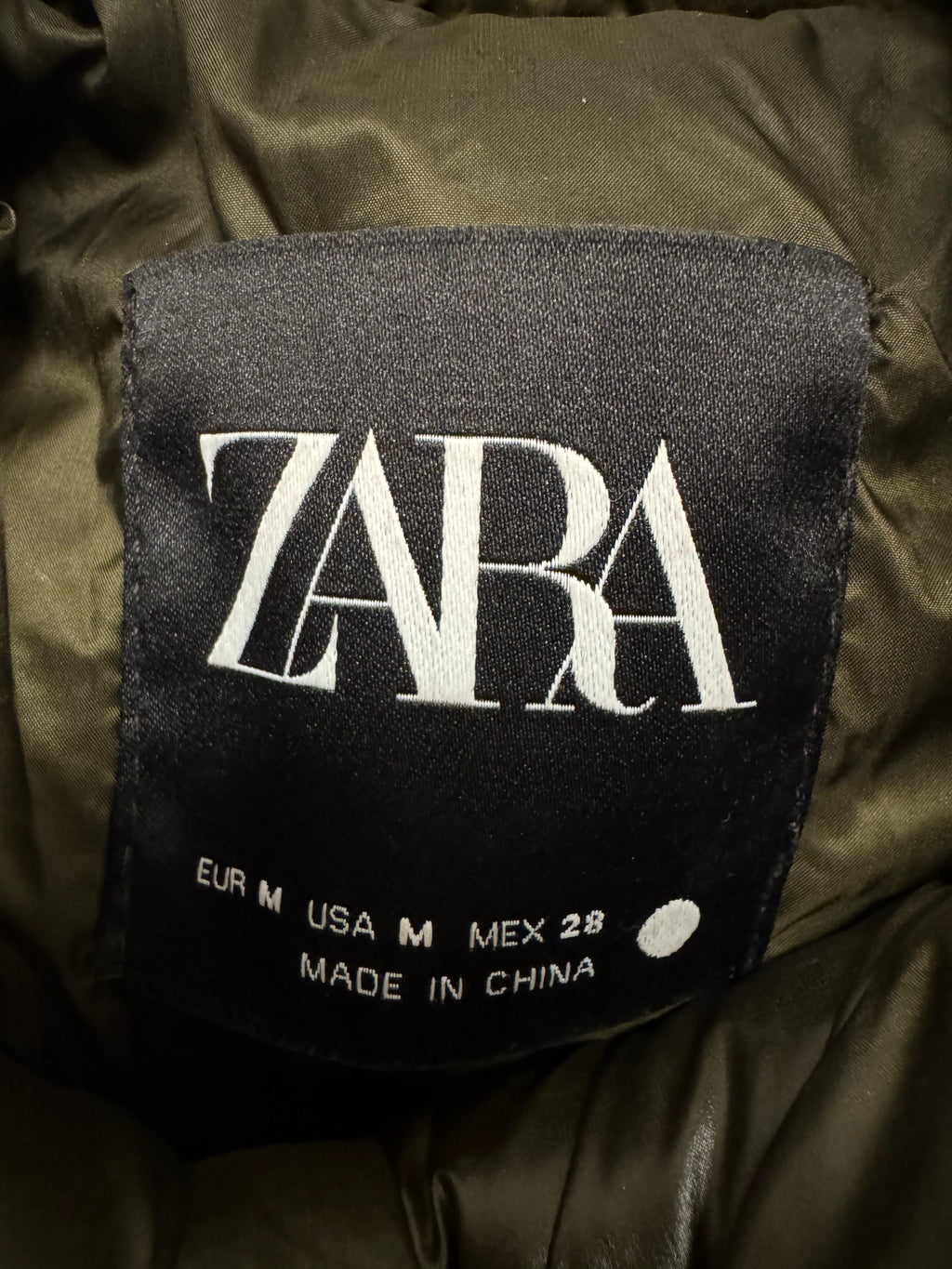 ZARA Leichte Steppjacke – Dunkelkhaki, Größe M, Sehr guter Zustand
