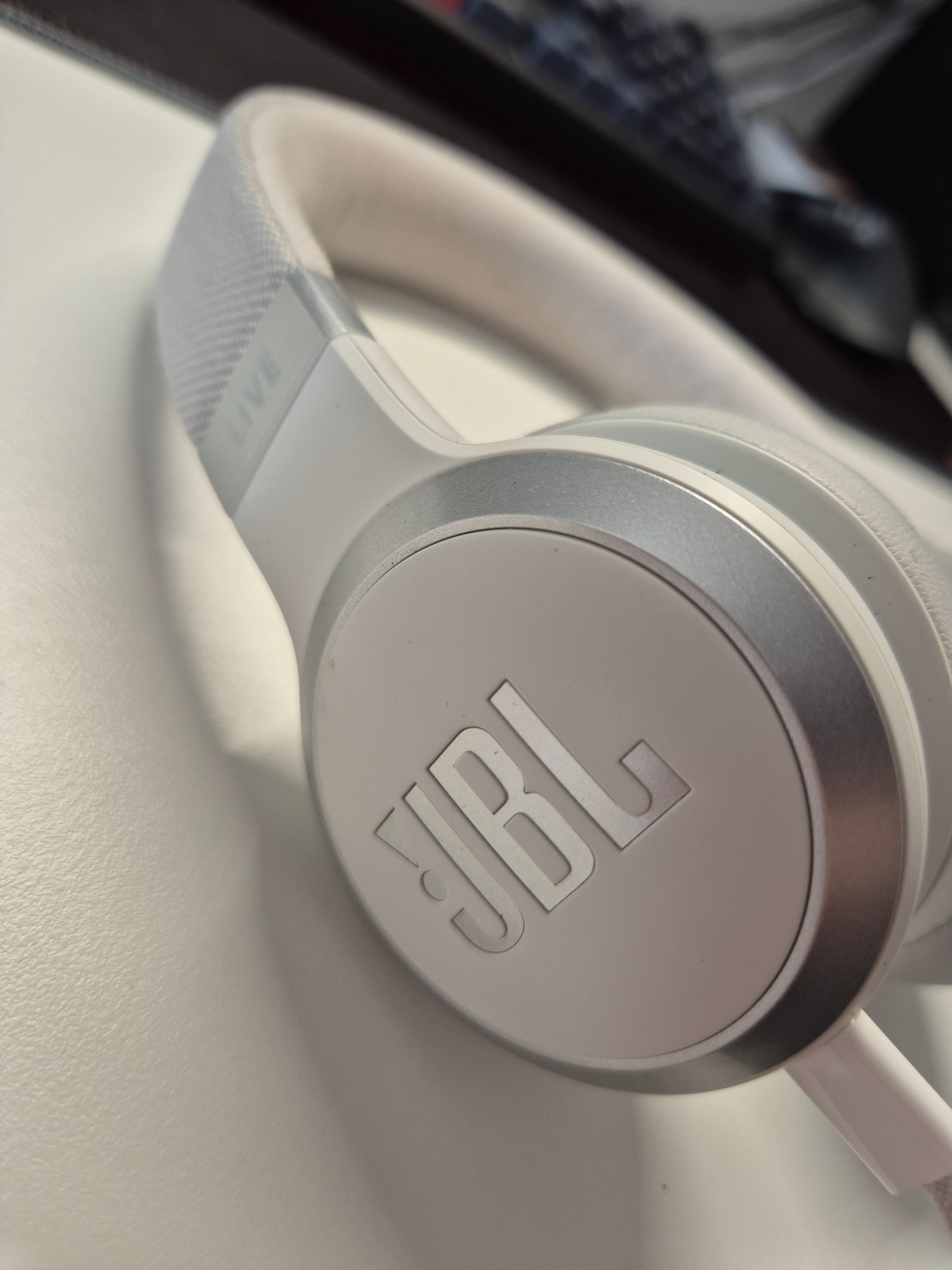 JBL Live 460NC Wireless Headphones, White, Good, ANC, USB-C Cable, Medium