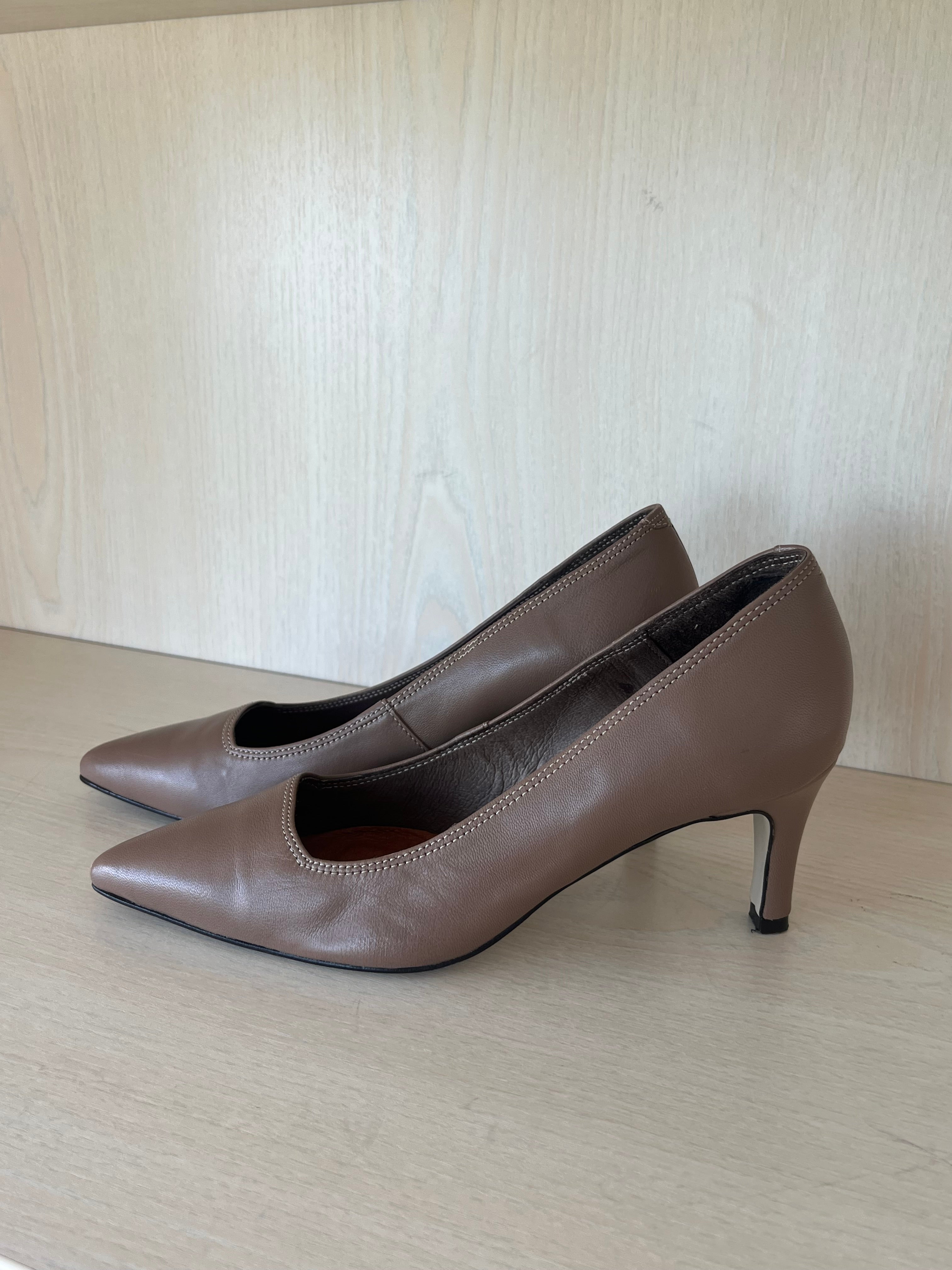 Bianco leather pumps taupe EU 38 – pointed toe, kitten heel, very good condition