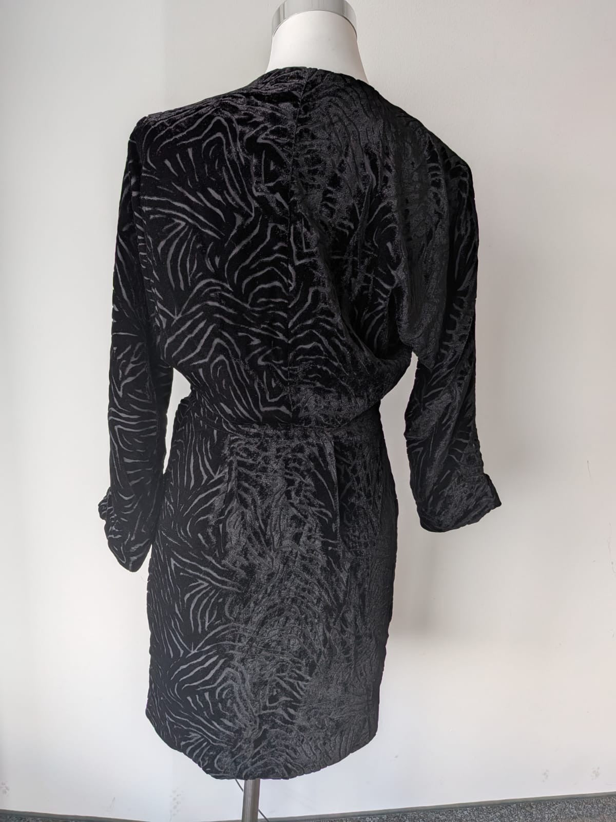 & Other Stories Paris Atelier Samtkleid Wickelkleid, EU 34, Schwarz, Sehr gut