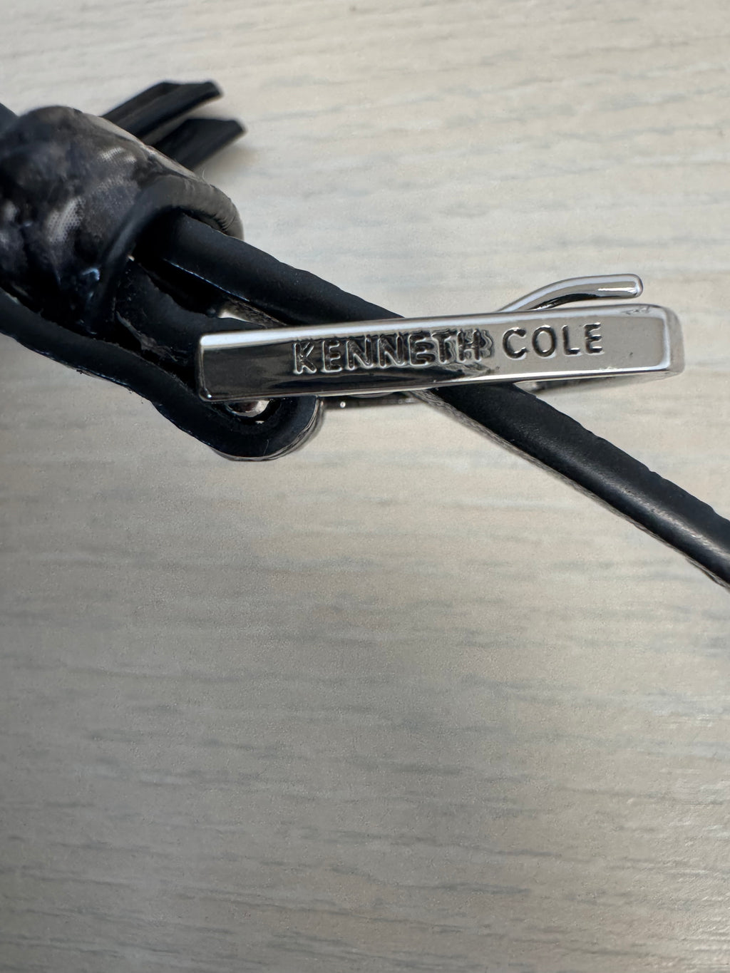 Kenneth Cole Reaction Wristlet / Zip Pouch Leder Schwarz Mittel – Sehr Gut
