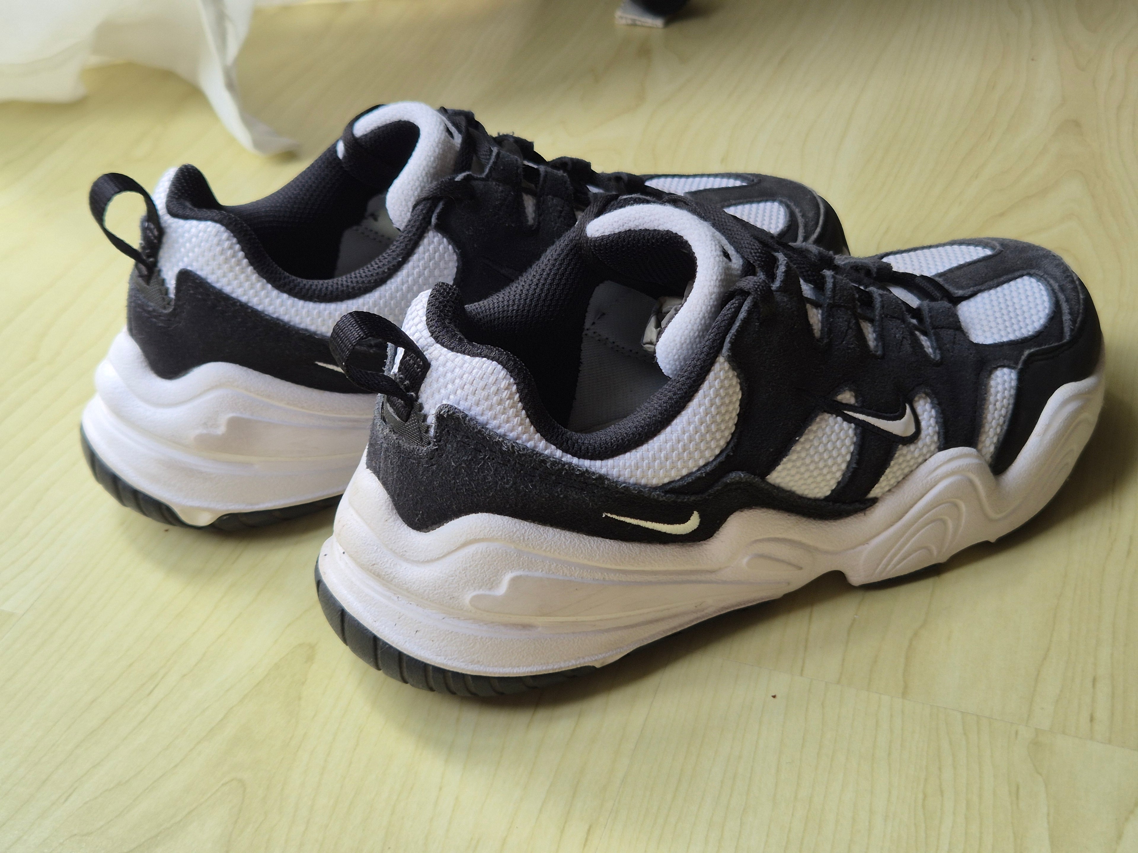 Nike Tech Hera | Größe 39 | Weiß/Schwarz | guter Zustand