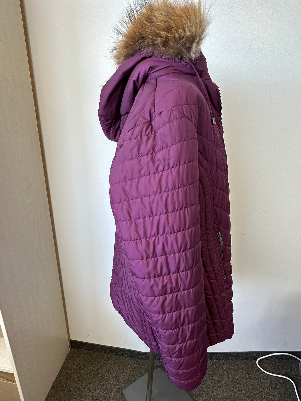 Windfield quilted winter coat, EU 48/UK 22, wine, faux-fur hood, like new