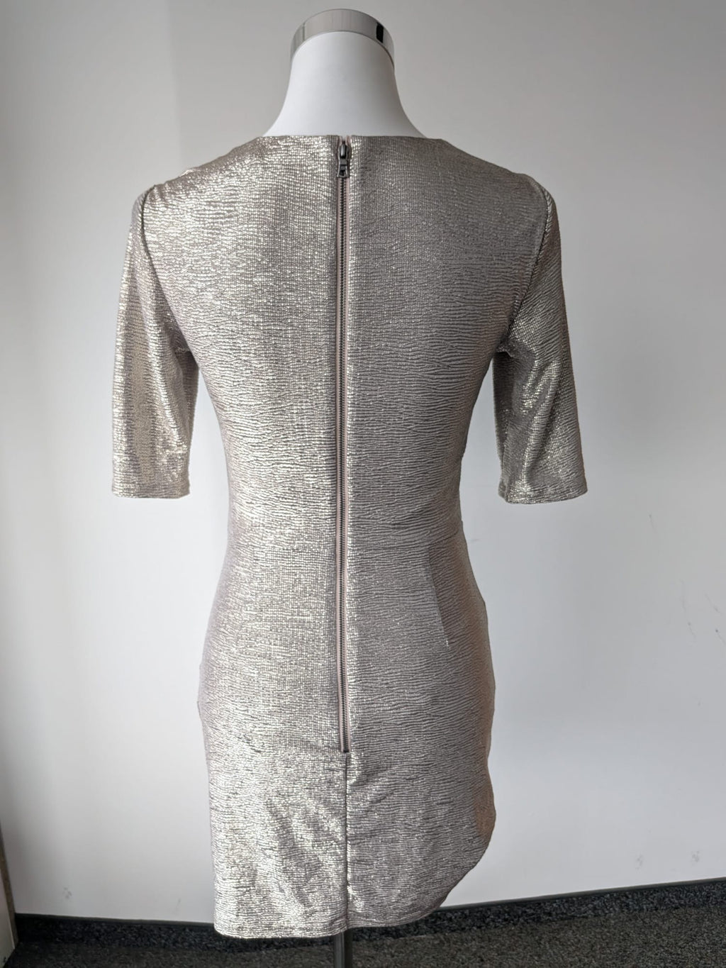 Alice + Olivia silver metallic ruched mini dress US 4 / EU 36 Very Good