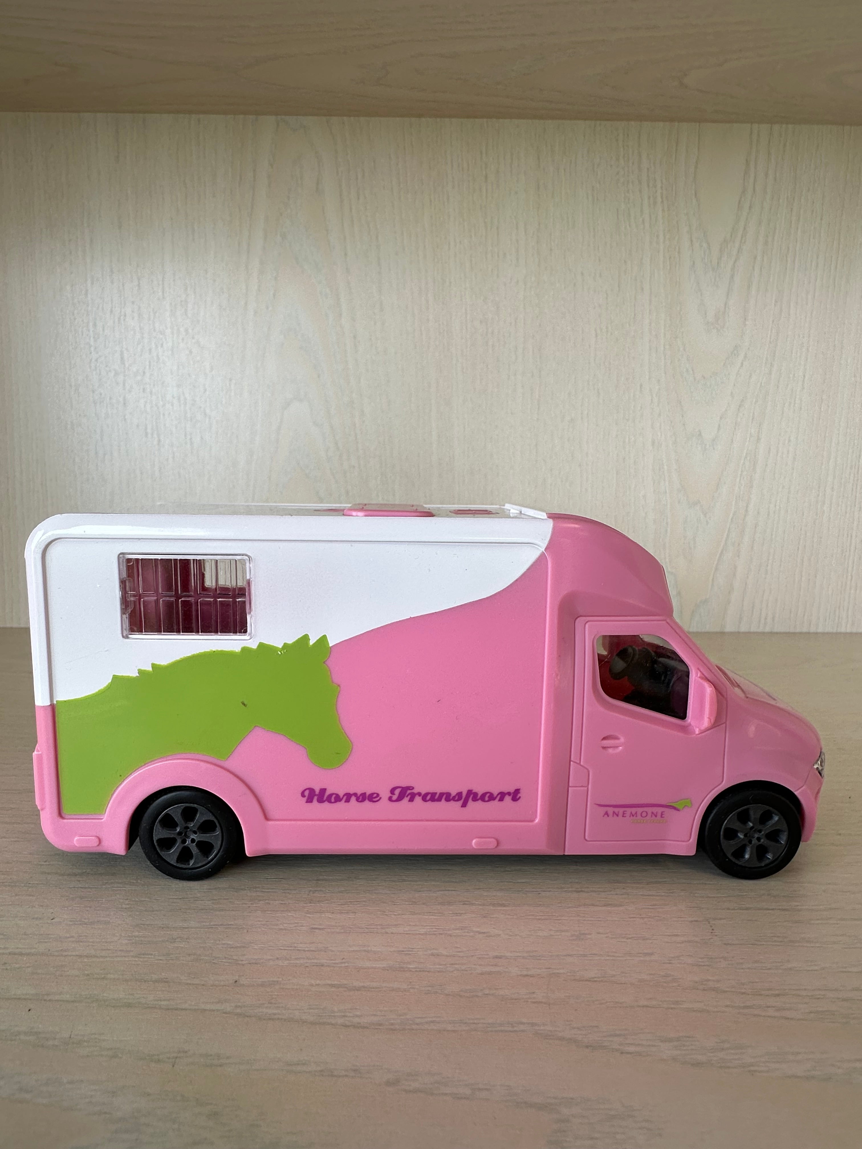 Kids Globe Pferdetransporter 1:32 – pink/grün – sehr guter Zustand