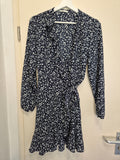 ONLY Wickelkleid – Blau/Weiß, Gr. 38, Sehr guter Zustand