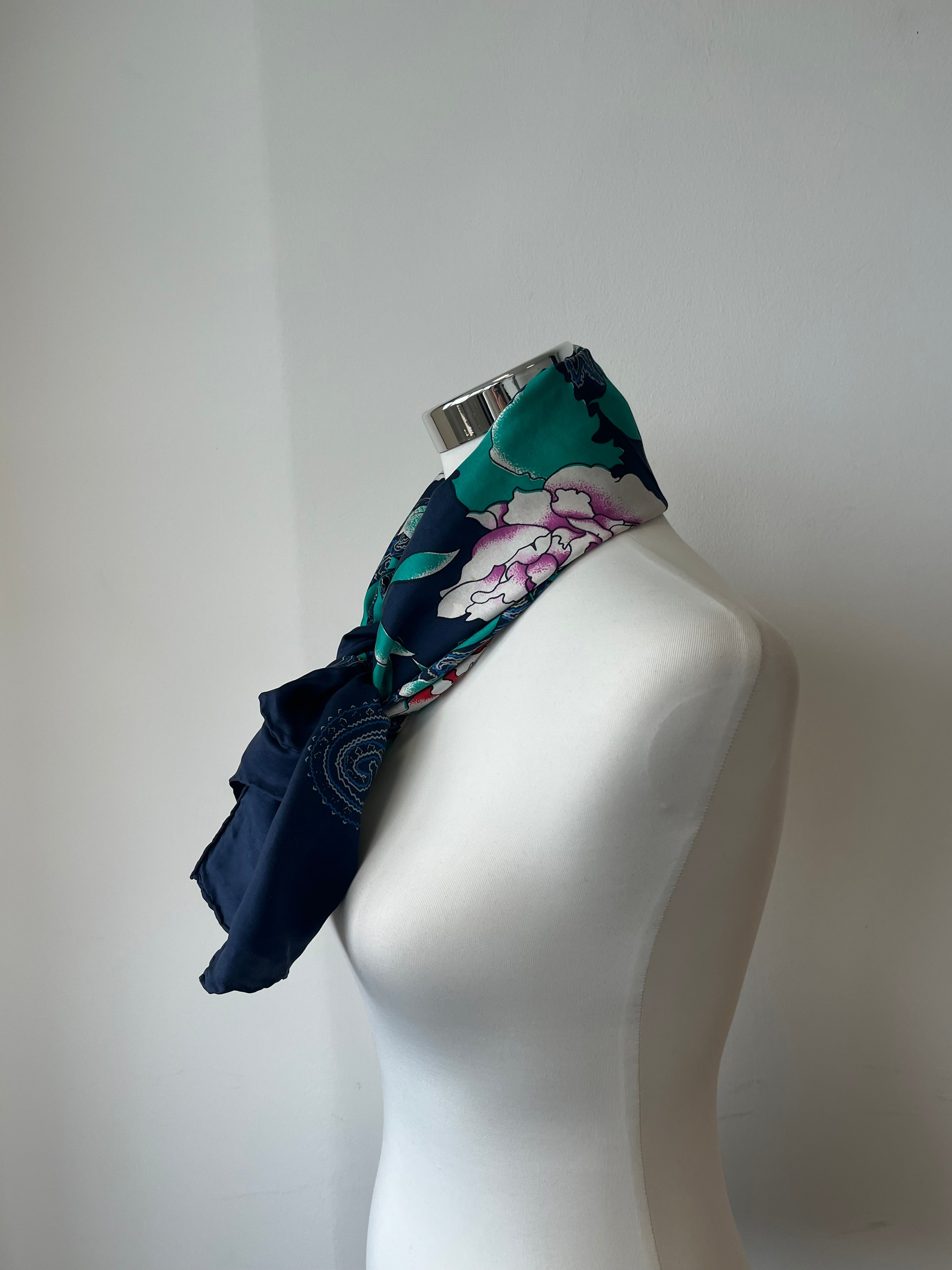 Echo Seidentuch – Floral Print, ca. 87 × 84 cm, Navy Multi, Sehr Gut