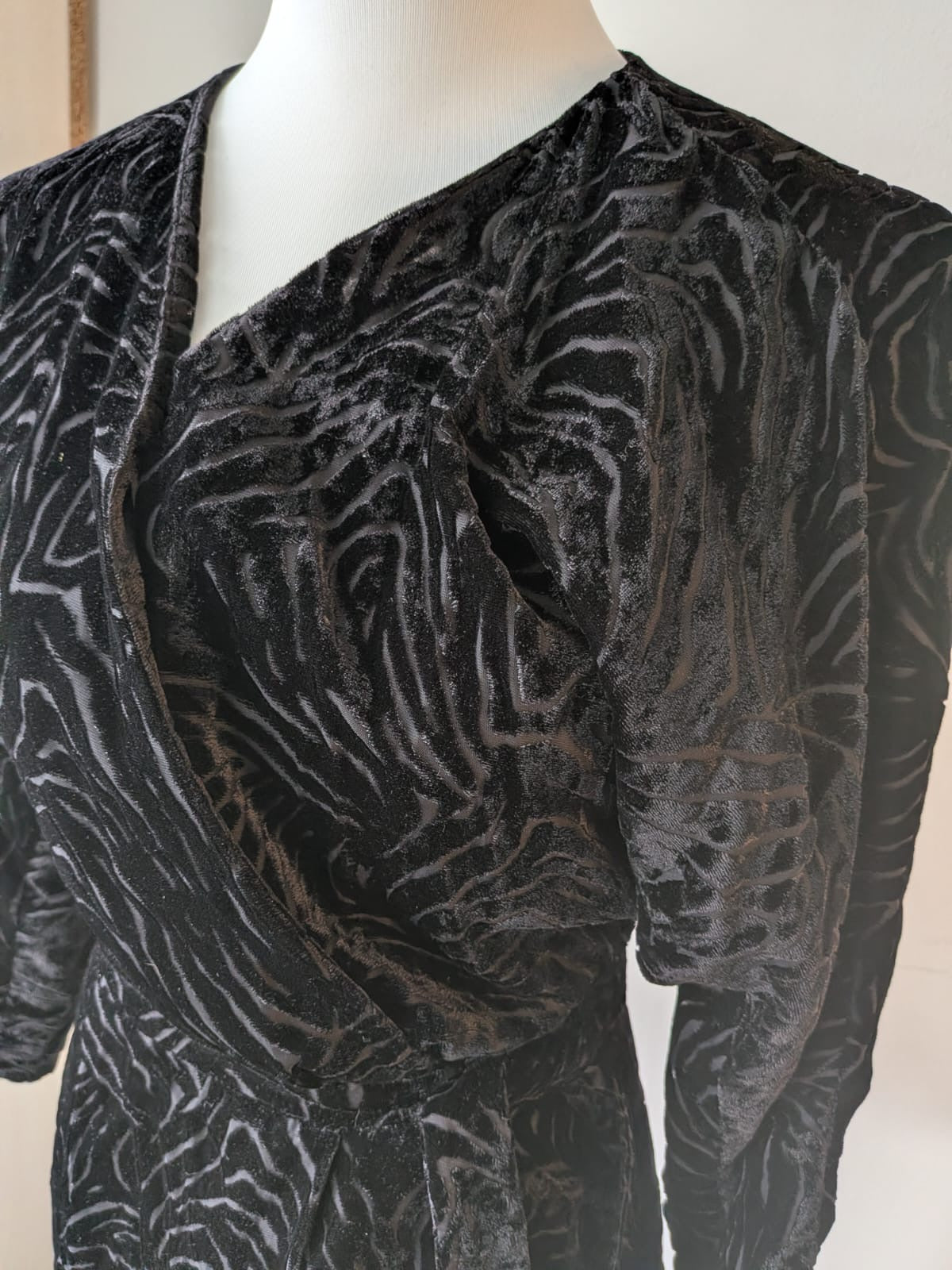& Other Stories Paris Atelier Samtkleid Wickelkleid, EU 34, Schwarz, Sehr gut