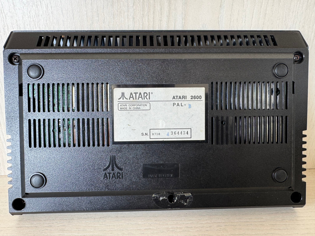 Atari 2600 Junior „Rainbow“ PAL – Kult-Konsole, guter Zustand
