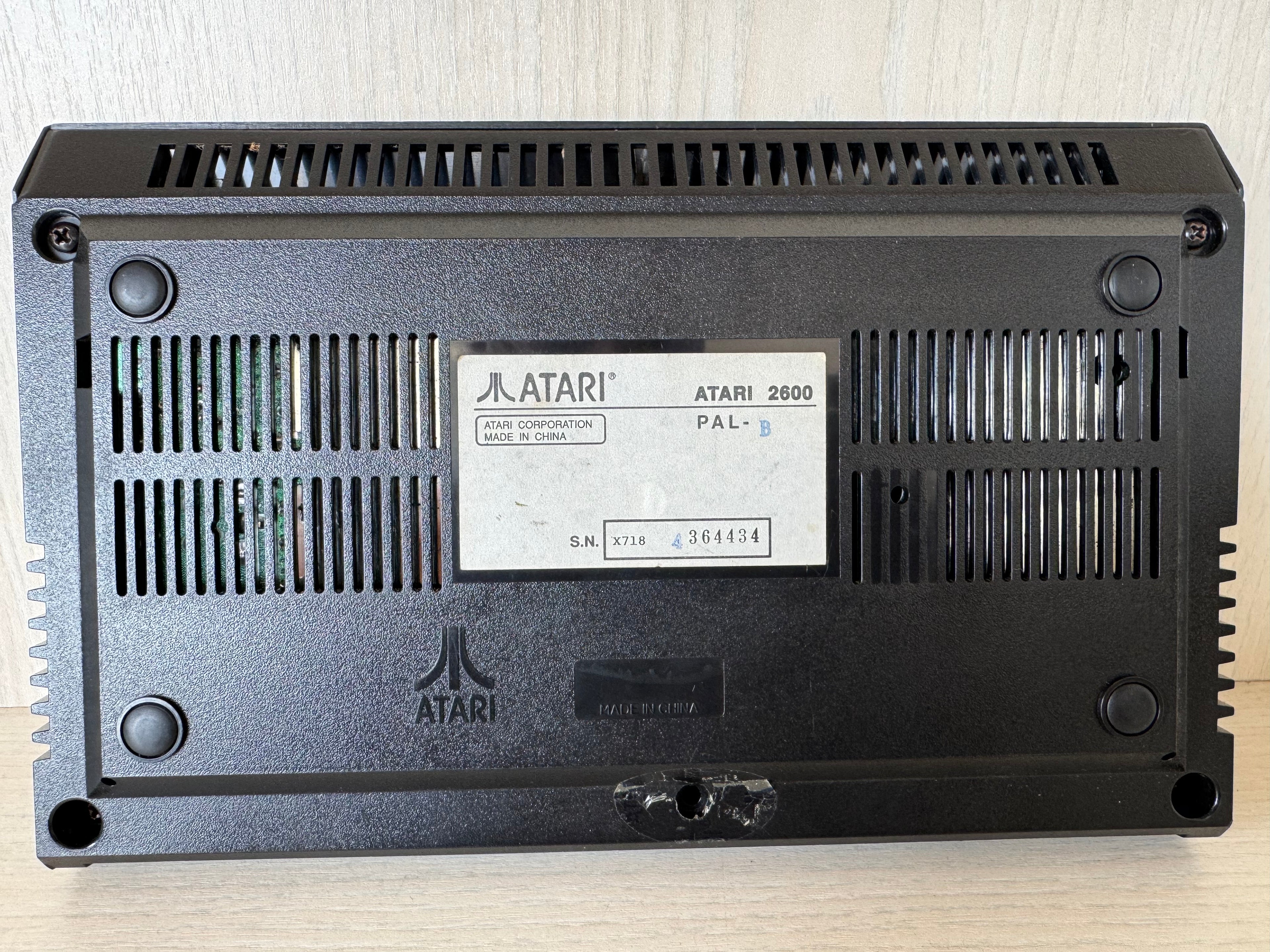 Atari 2600 Junior „Rainbow“ PAL – Kult-Konsole, guter Zustand