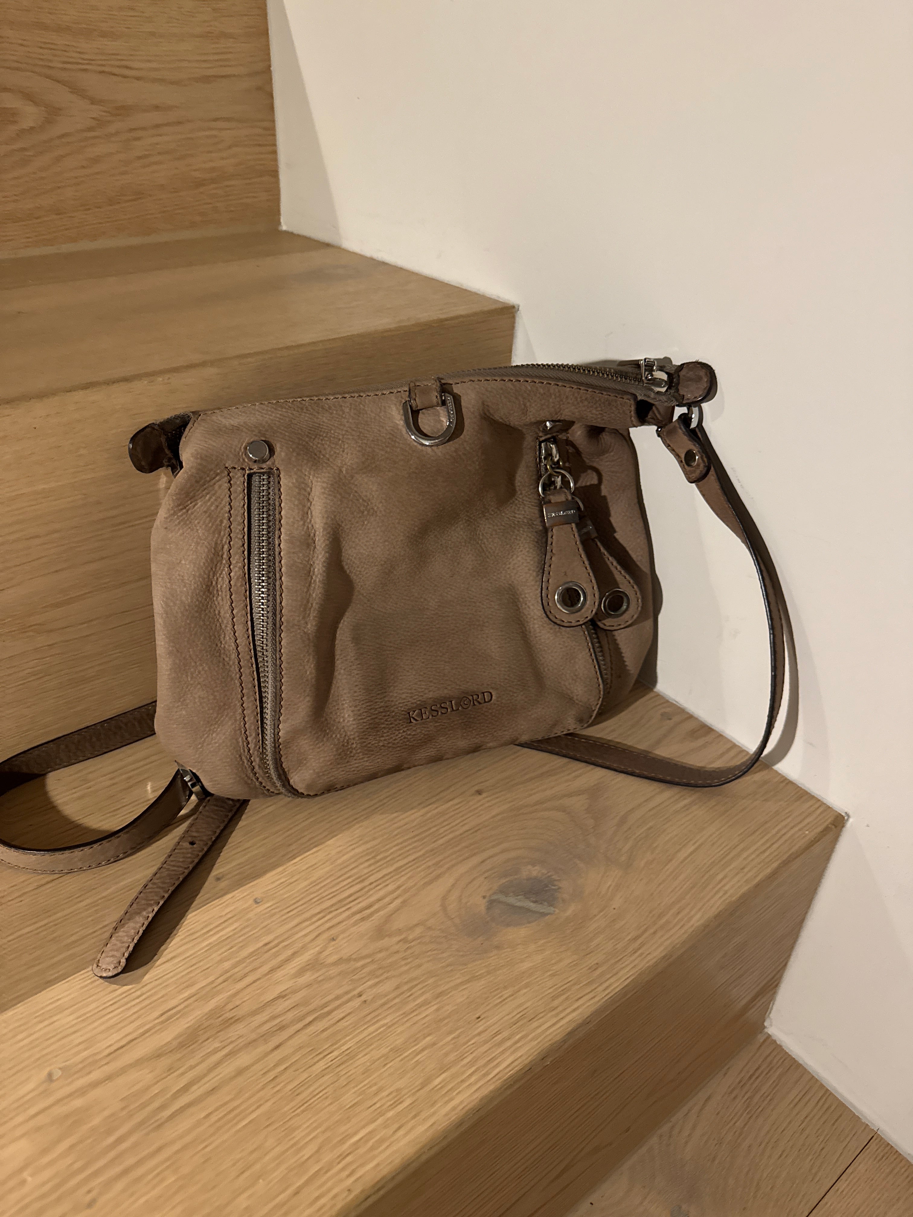 KESSLORD Crossbody Bag – Leder, Taupe, Kompakt, Gebraucht