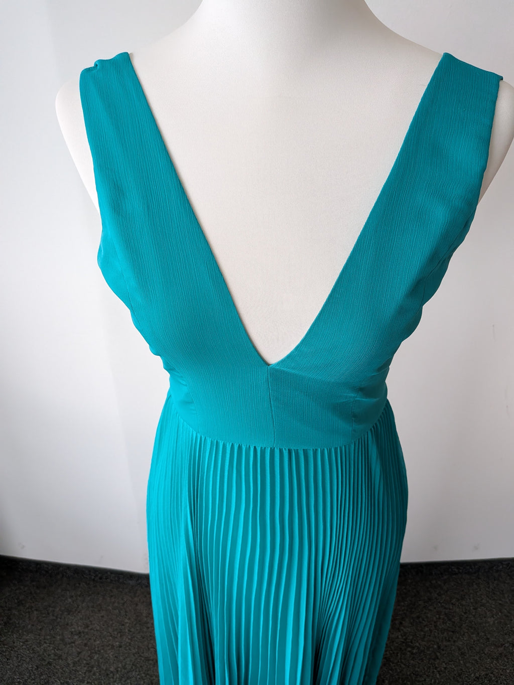Alice + Olivia Sunniva Faltenkleid – Smaragdgrün, Midilänge, Guter Zustand