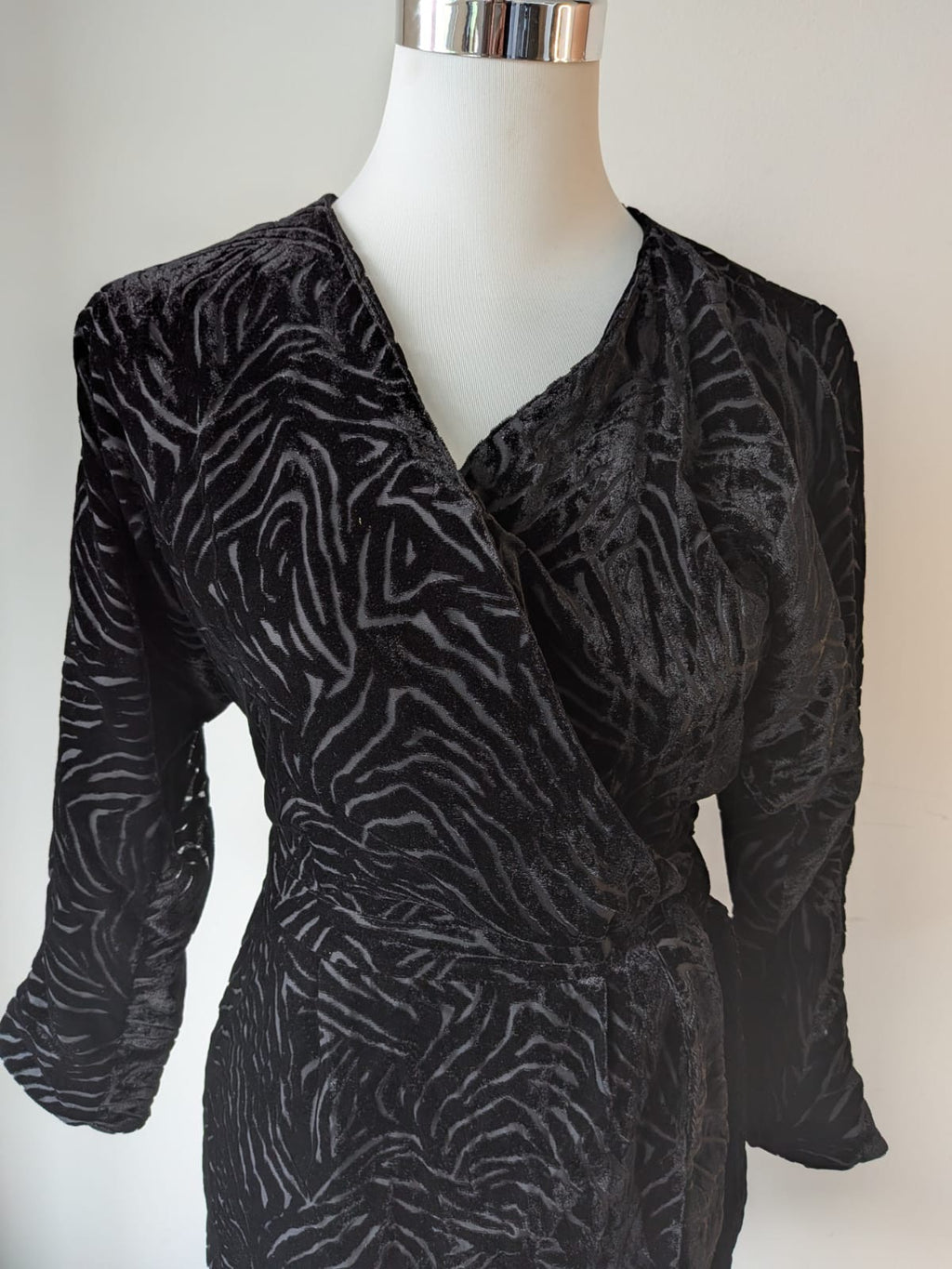& Other Stories Paris Atelier Samtkleid Wickelkleid, EU 34, Schwarz, Sehr gut