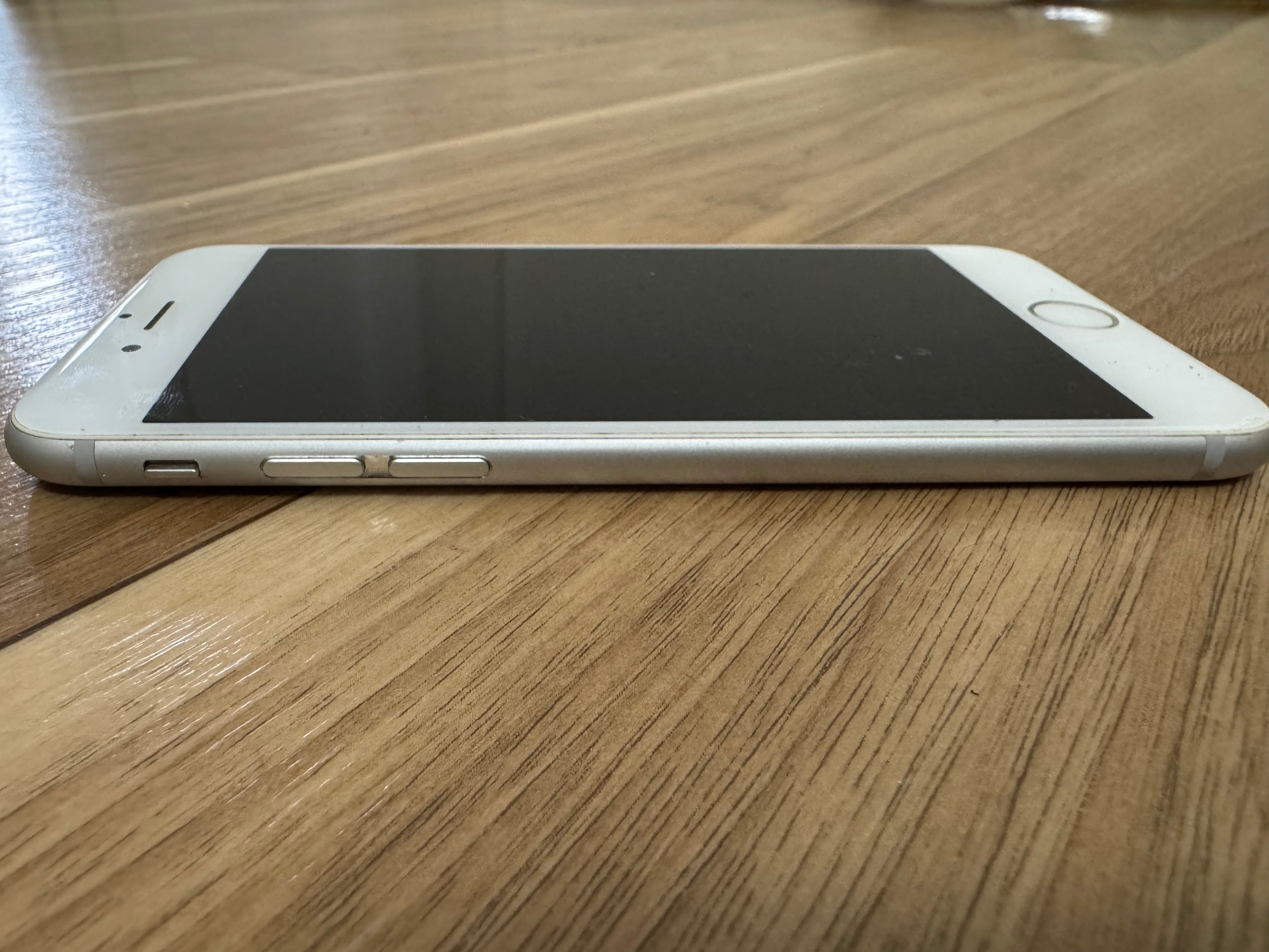 Apple iPhone 6s – 64GB, Silber, Modell A1688, Zustand: Stark gebraucht