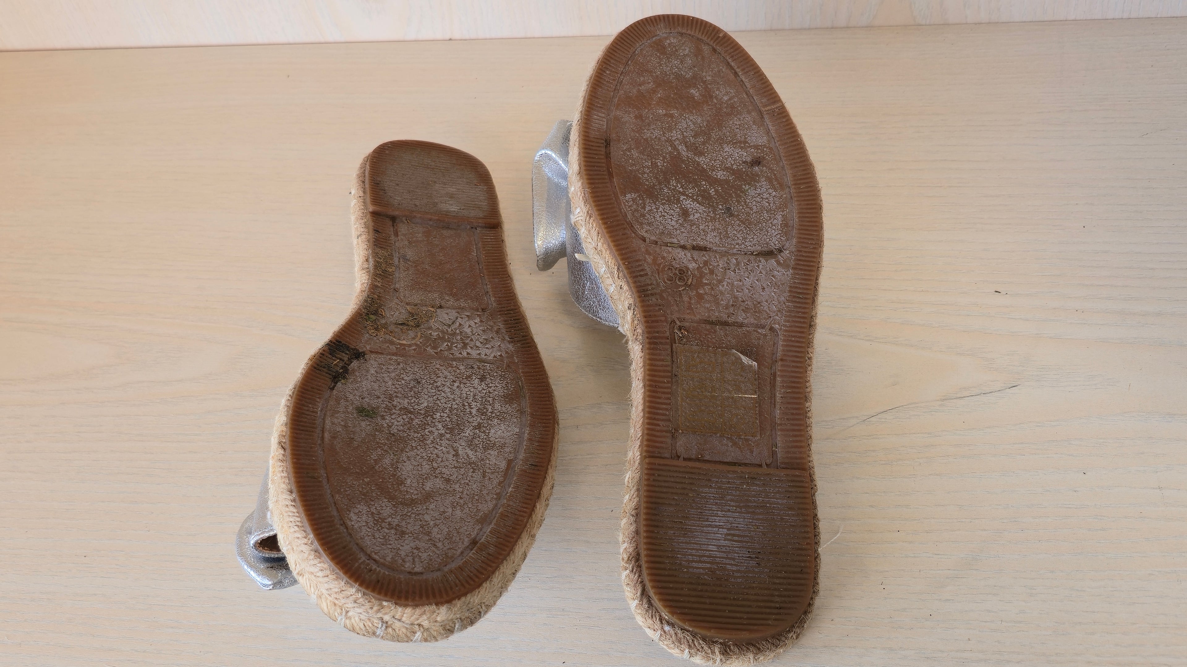 Buffalo London Silber Leder Slides mit Schleife – Größe 38, guter Zustand