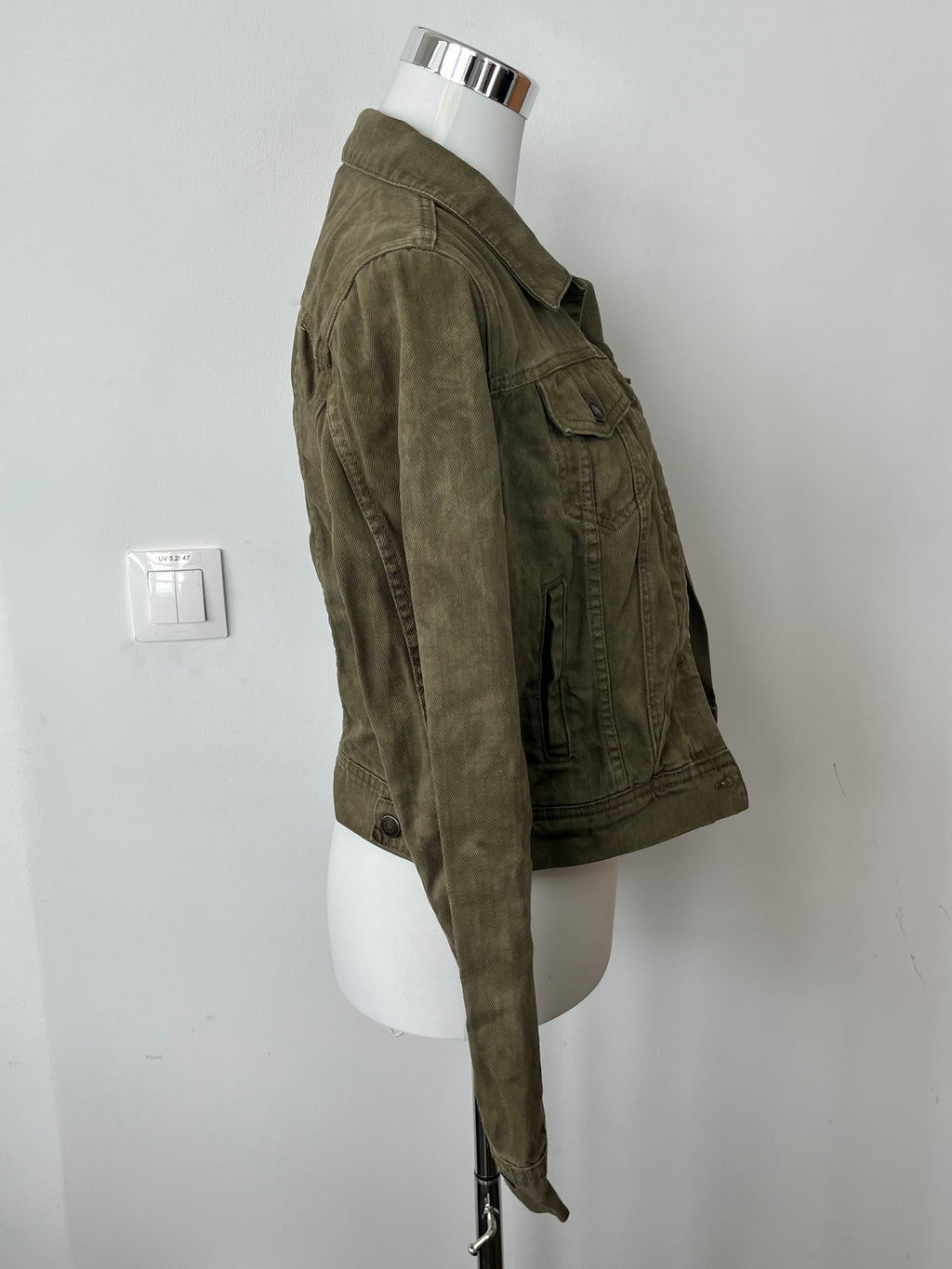 Free People „Rumors“ Cropped Jeansjacke Olive – XS, guter Zustand