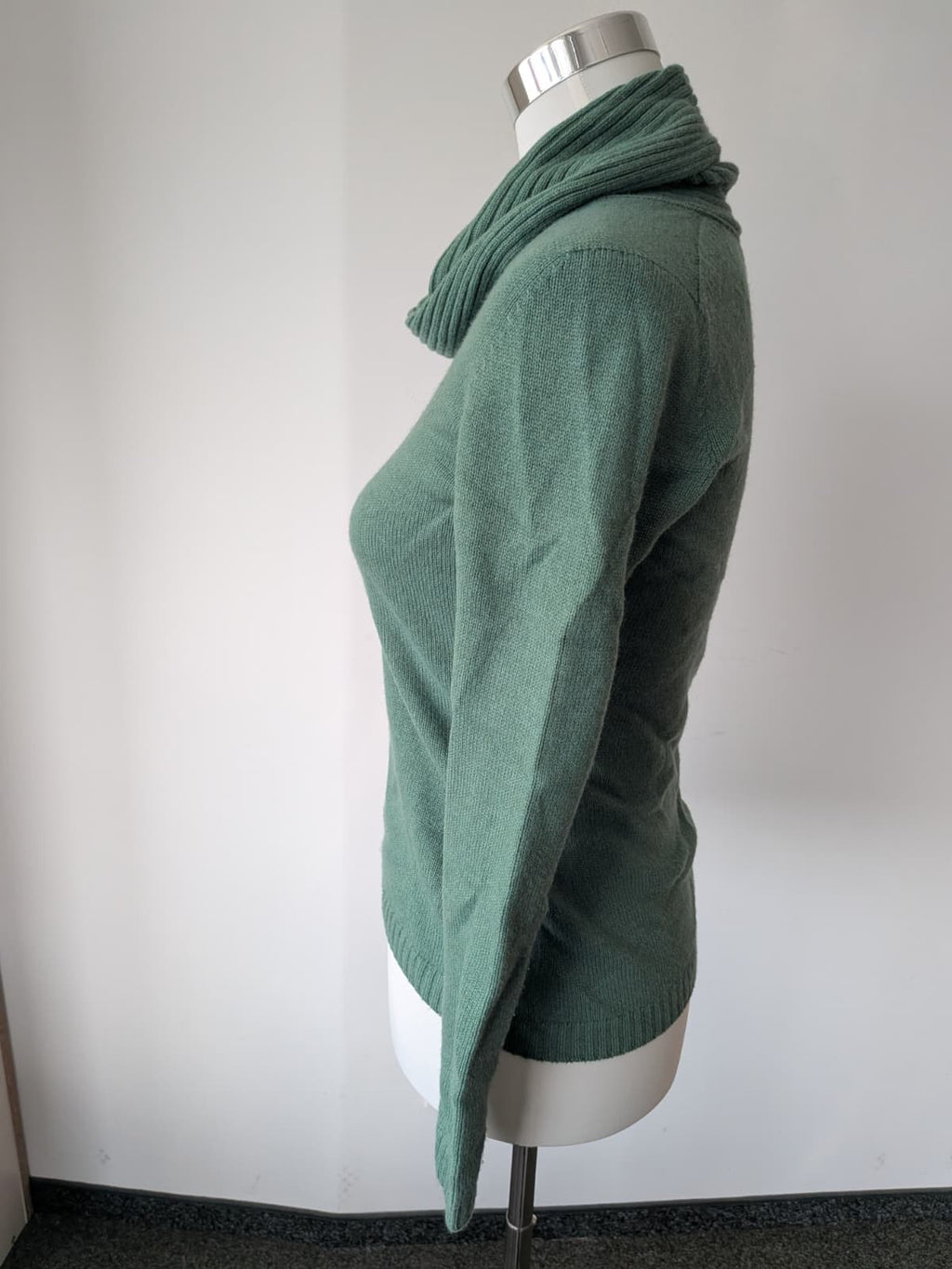 Poster Cowl-Neck Pullover, Italien, Wolle-Kaschmir, Salbeigrün, Gr. XX, Sehr Gut