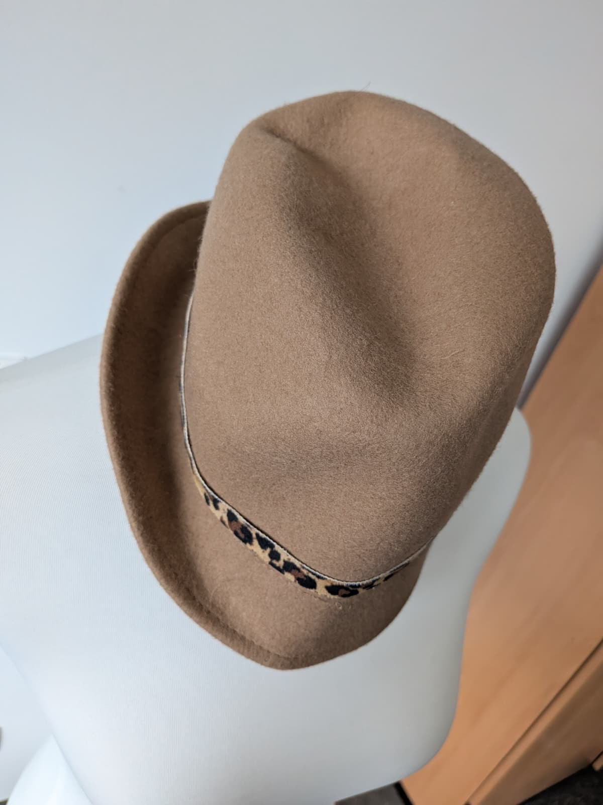 Intrend Woll-Fedora M, Camel mit Leopardenband, sehr guter Zustand