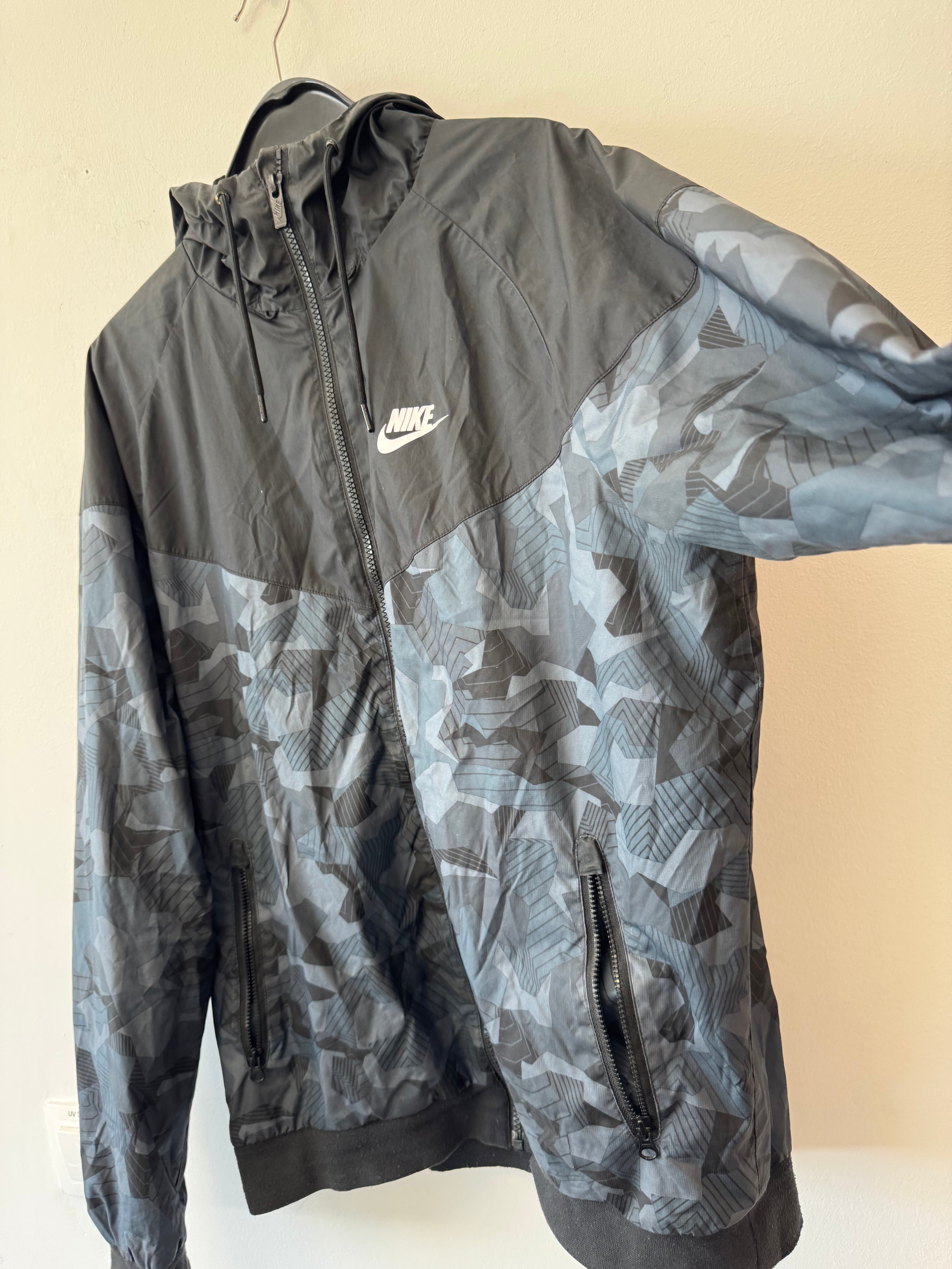Nike Windrunner AOP Badland Jacke M Schwarz/Olive – Guter Zustand