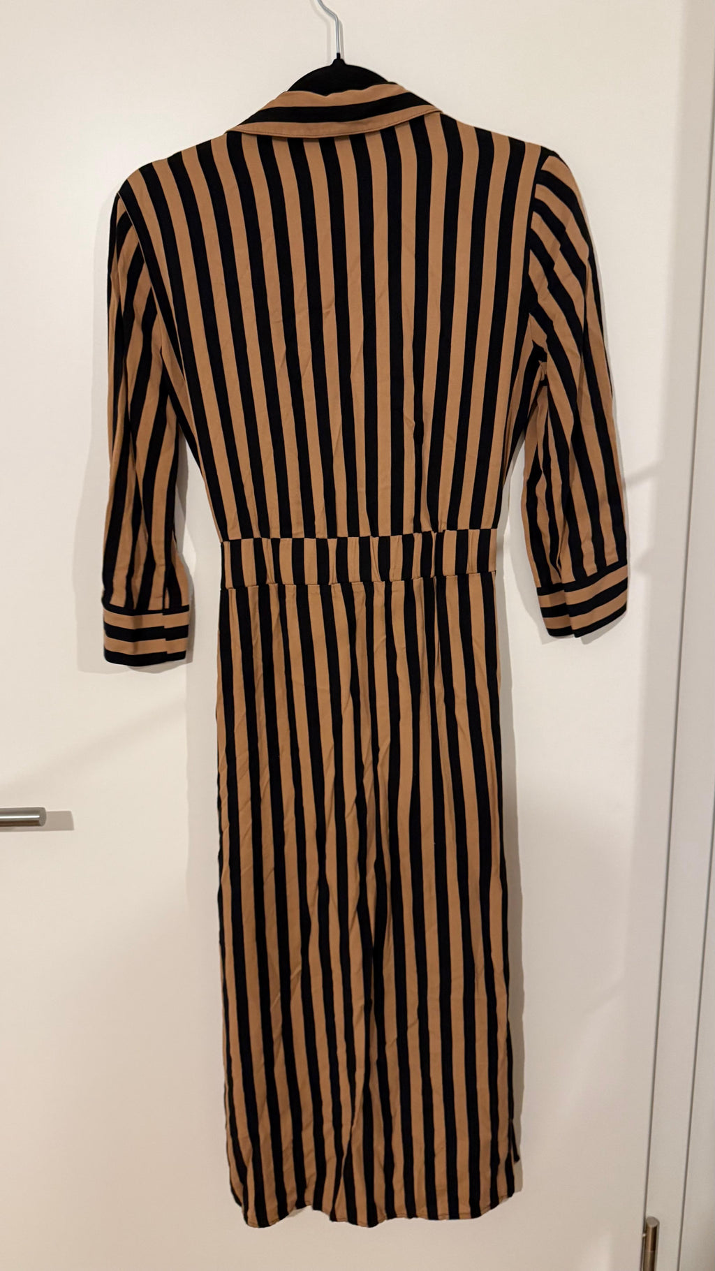 Bershka Gestreiftes Kleid, S, Schwarz/Beige, Stoffgürtel, Sehr guter Zustand