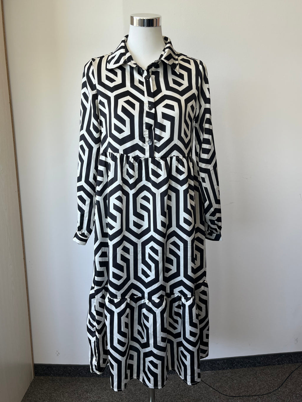 AMY & CLO geometric midi dress S – black/white, like new