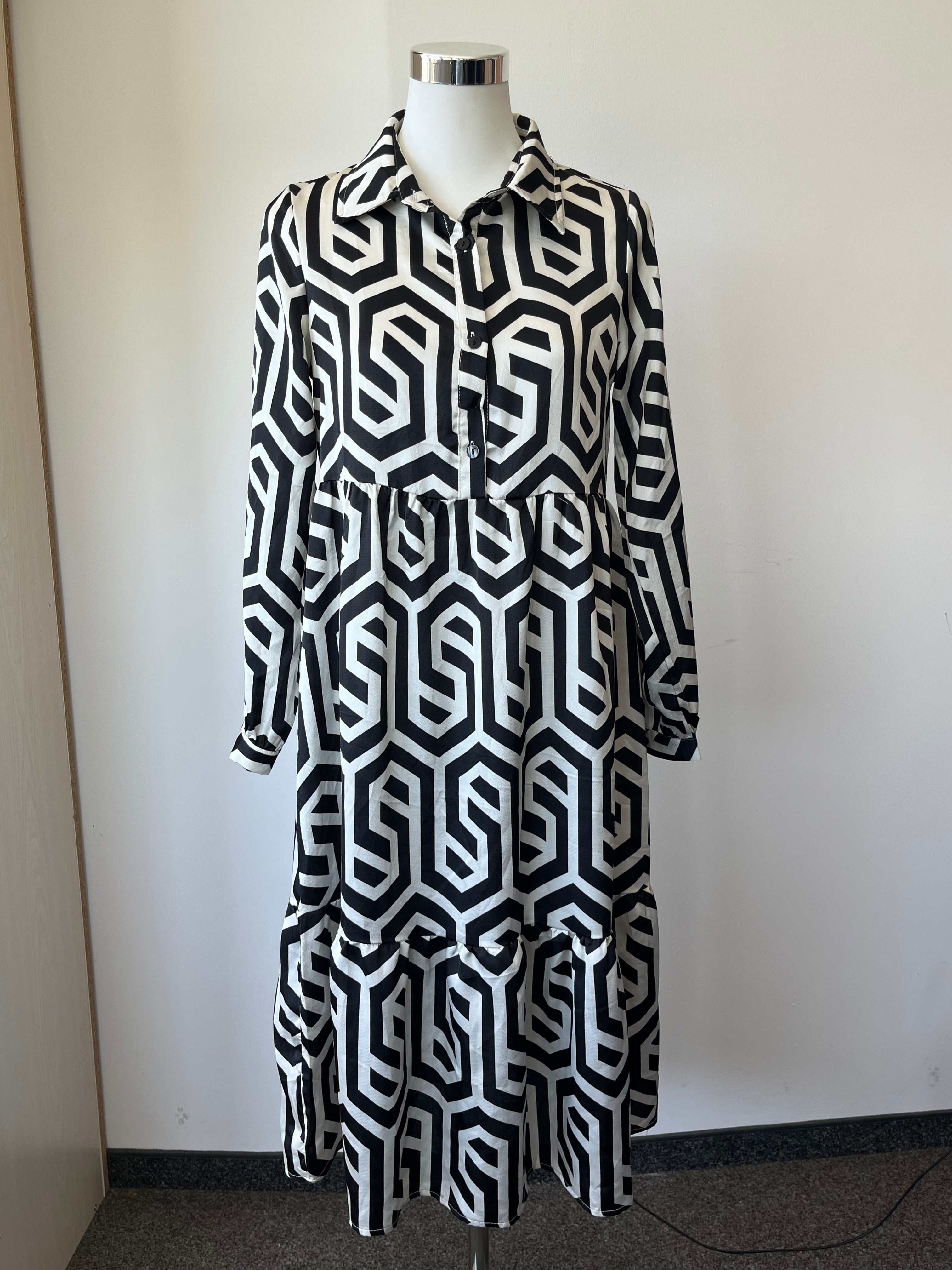AMY & CLO geometric midi dress S – black/white, like new