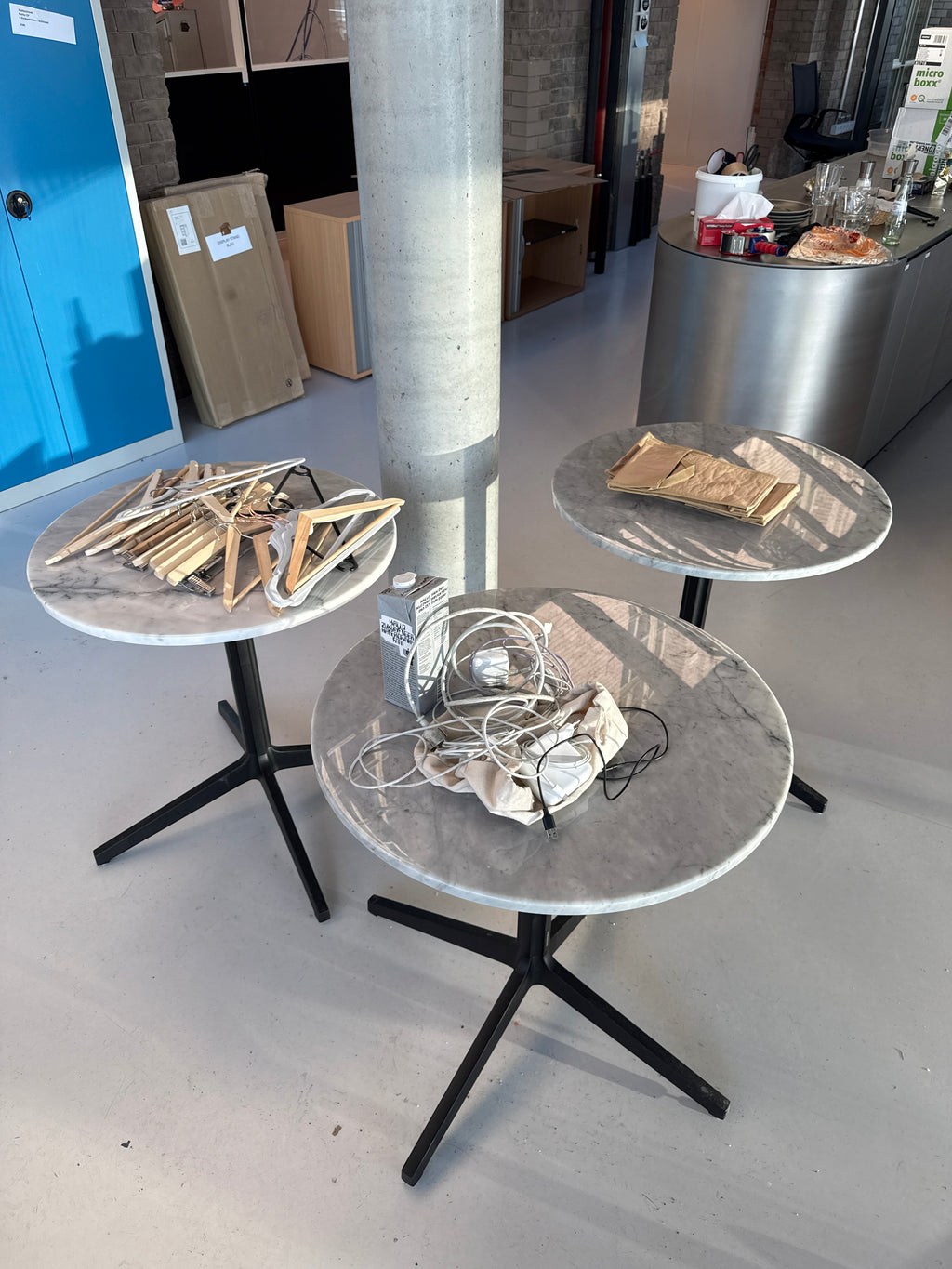 Pedrali Arki-Table – Marmor, Ø 75 cm, schwarzes Gestell