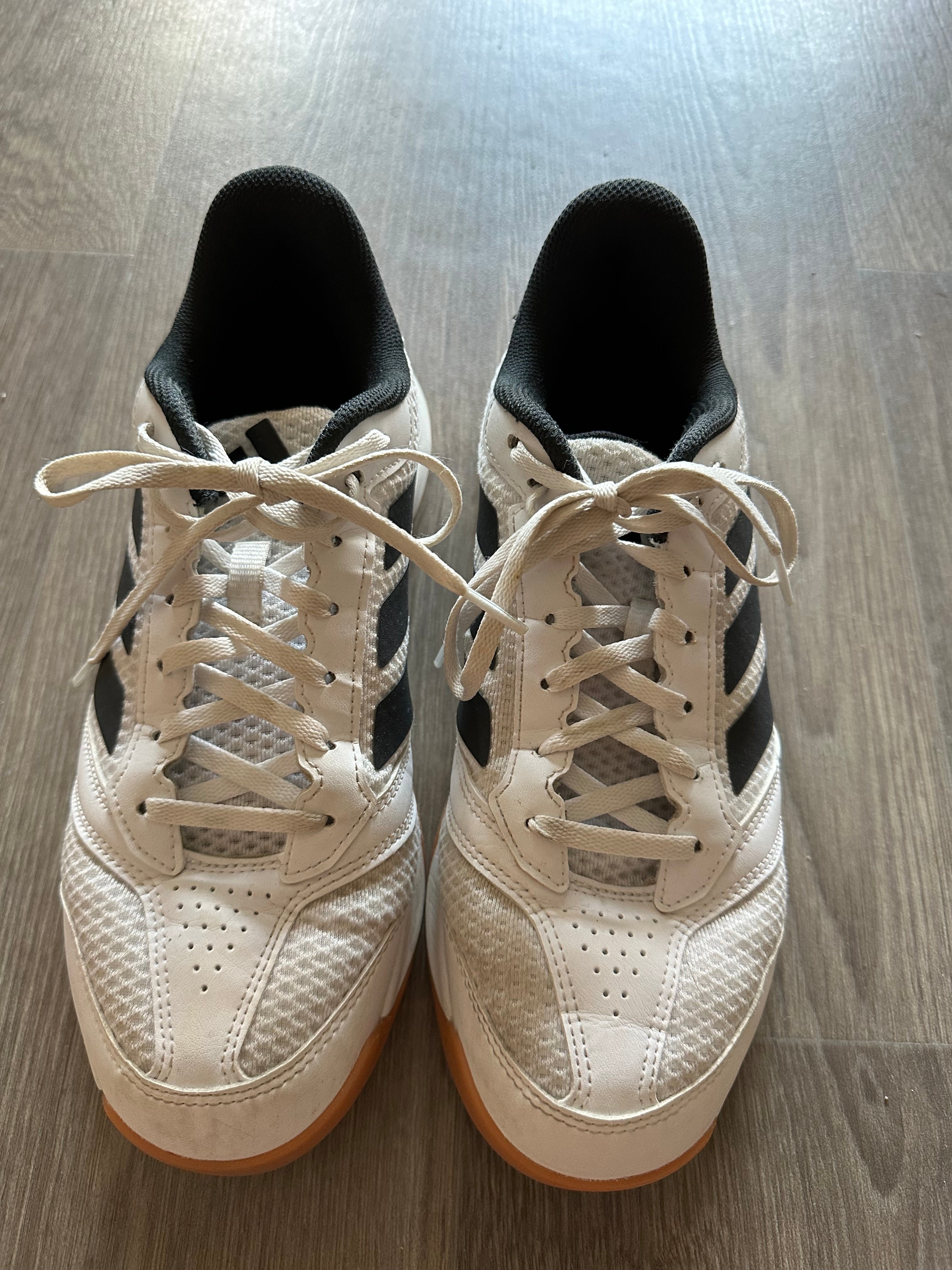 adidas Ligra 8 Hallenschuhe EU 42 Weiß – sehr guter Zustand