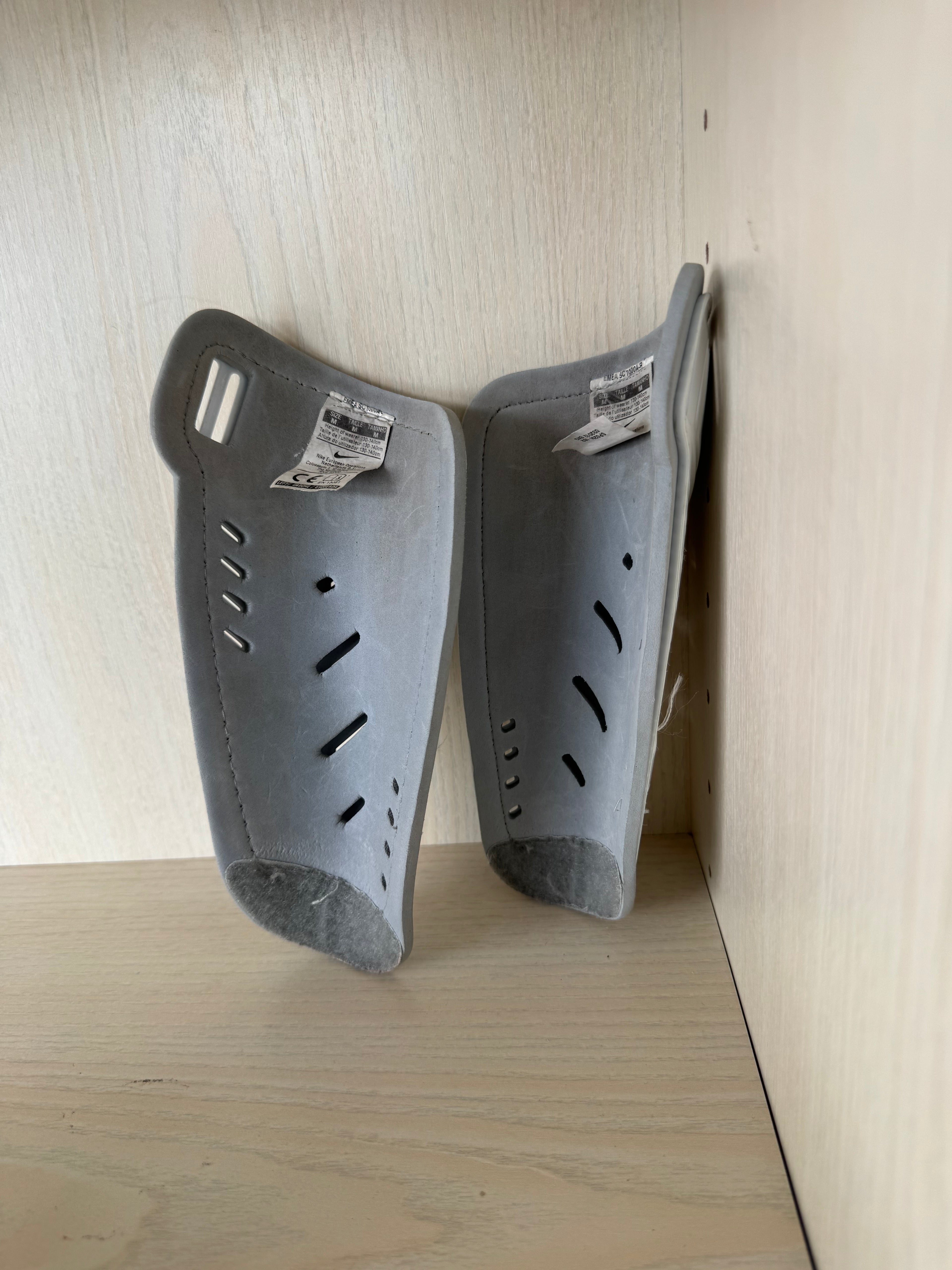 Nike Protegga Shield Schienbeinschoner Jugendgröße M Weiß/Schwarz, gebraucht