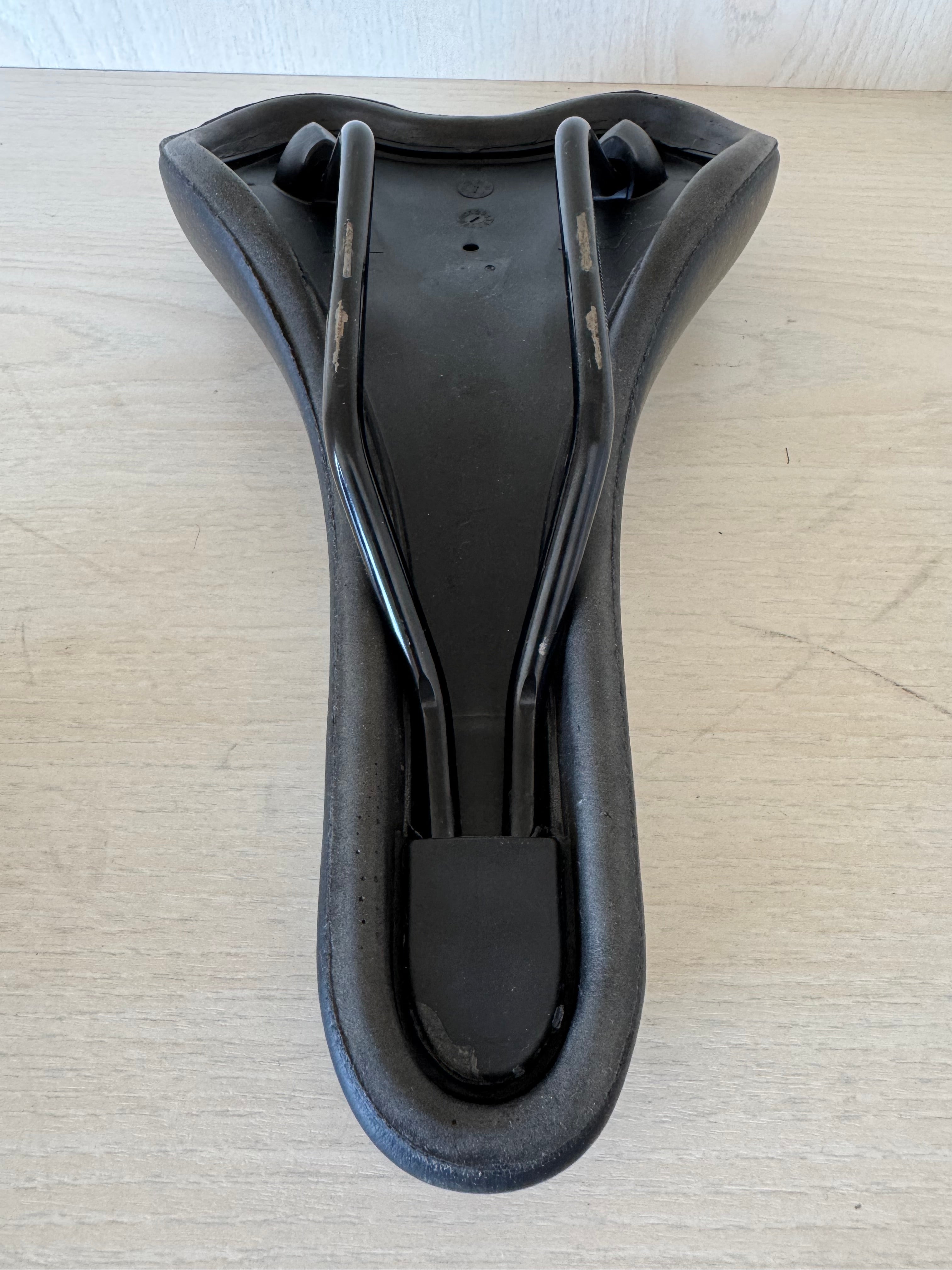 UNISTRENGH Oversized Fahrradsattel – Schwarz, Gut