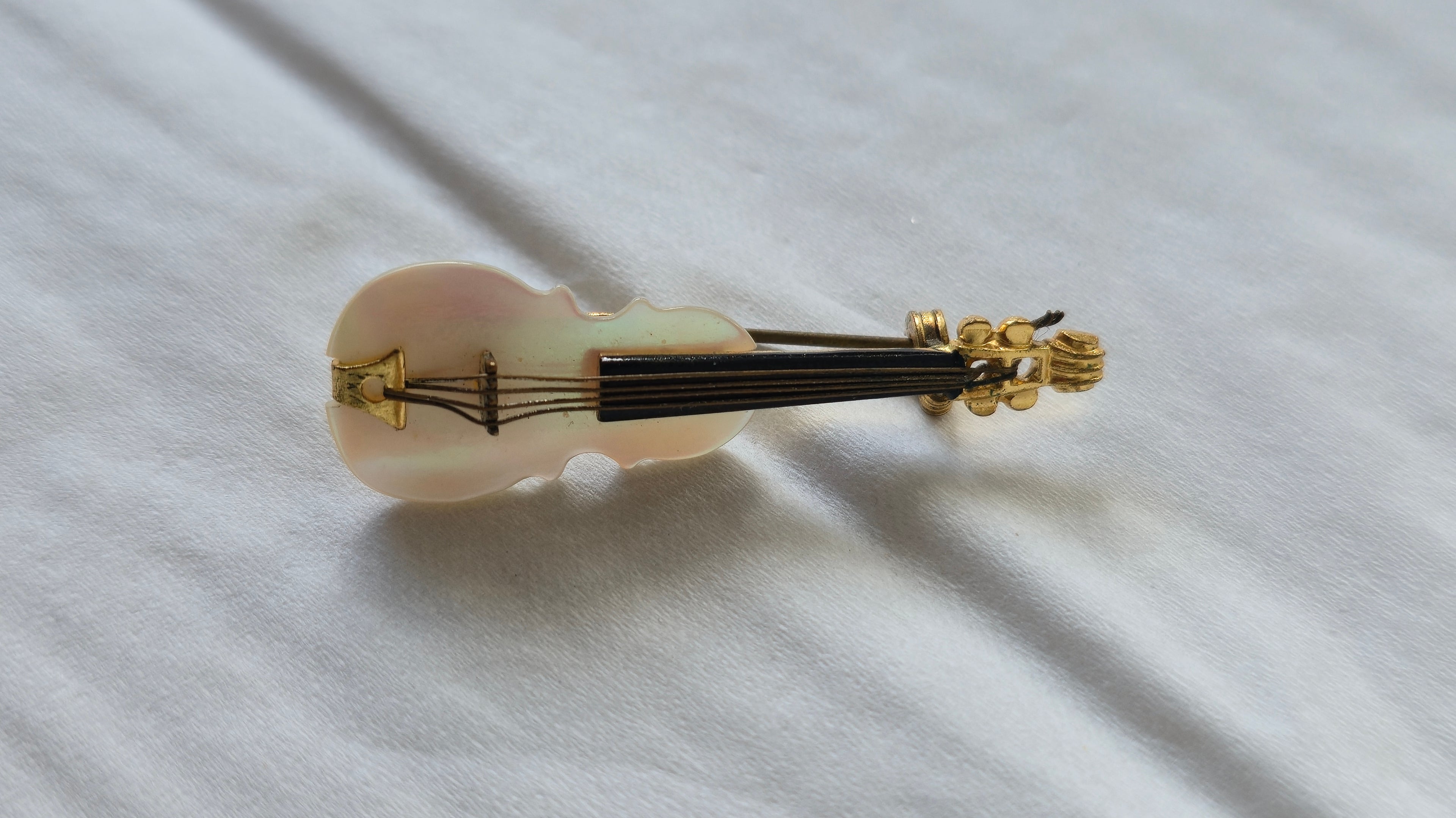 Vintage Mother-of-Pearl Violin Brooch | Gold Tone | 7 cm | Very Good
