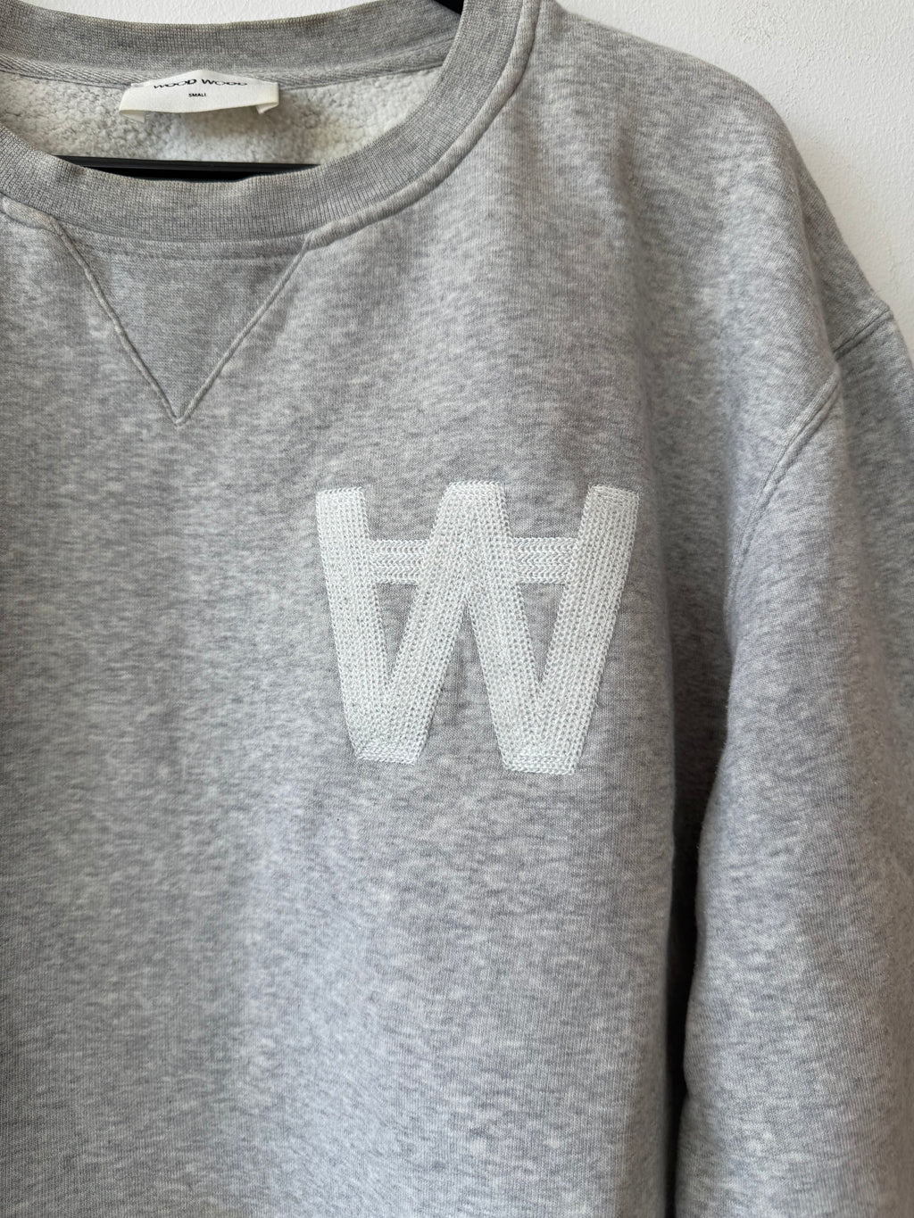 Wood Wood W Logo Sweatshirt Grau Größe S – Guter Zustand
