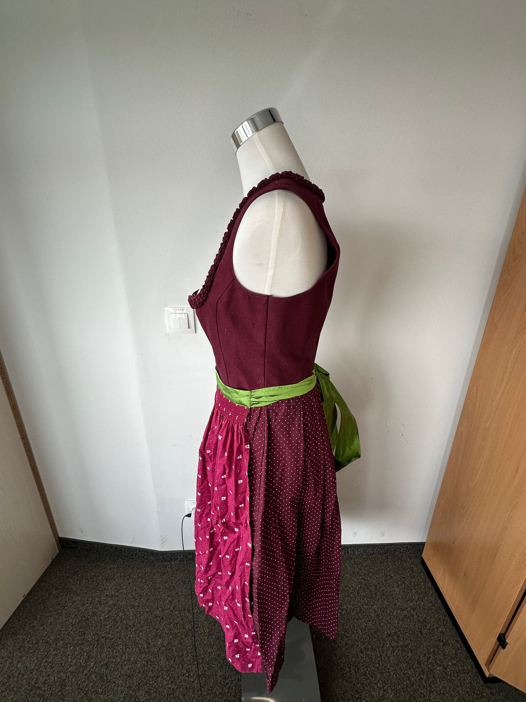Midi Dirndl with 2 Aprons, EU 38, Maroon Polka Dot, Very Good Condition