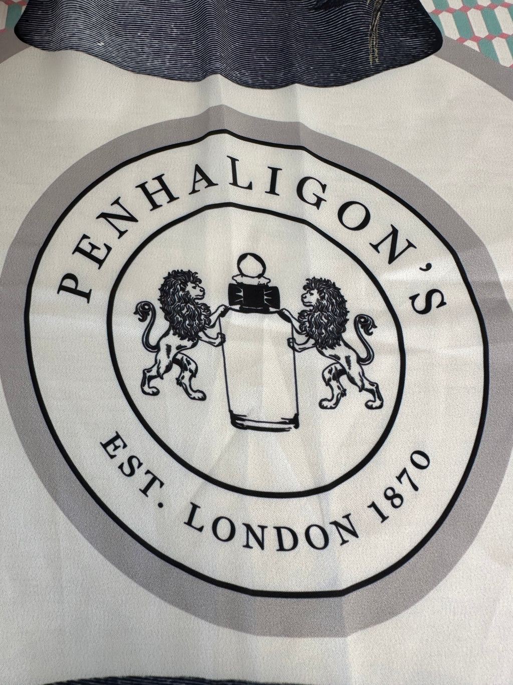 Penhaligon’s Limited Edition Seidenschal 87×87 cm Multicolor – Wie Neu