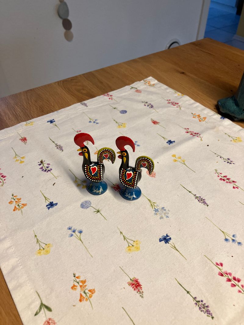 2x Portugiesische Galo de Barcelos Hahn-Figuren, 7-8cm, Handbemalt, Sehr Gut