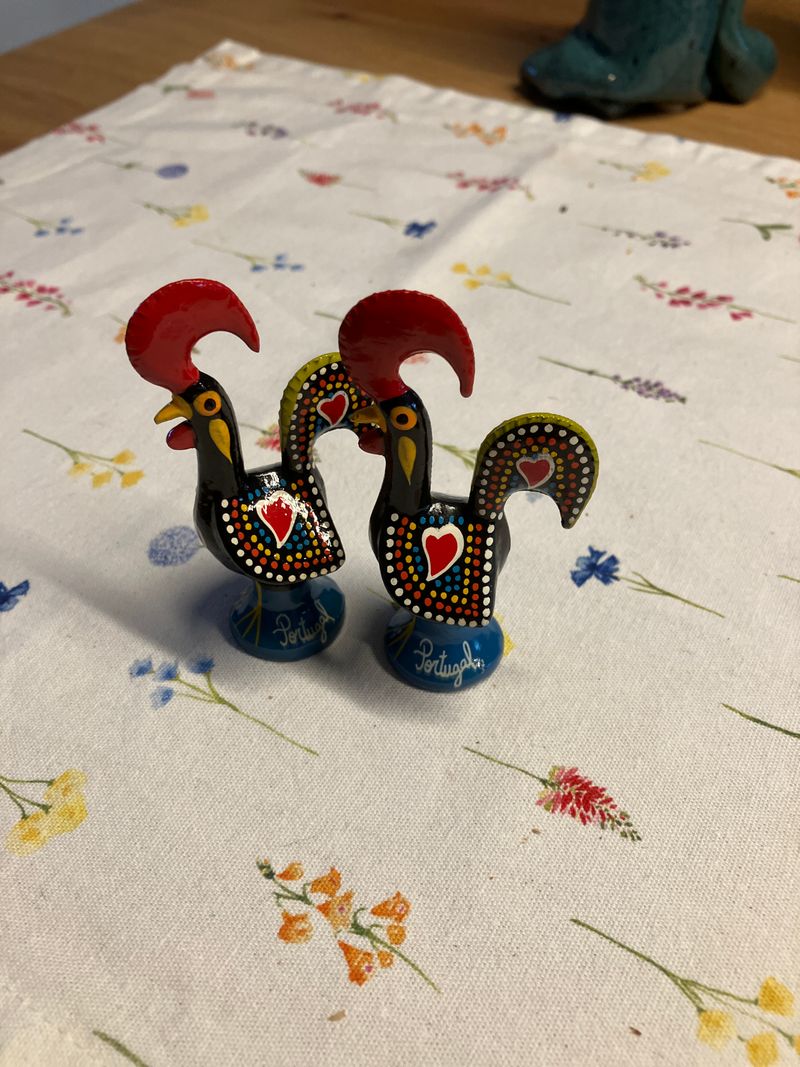 2x Portugiesische Galo de Barcelos Hahn-Figuren, 7-8cm, Handbemalt, Sehr Gut
