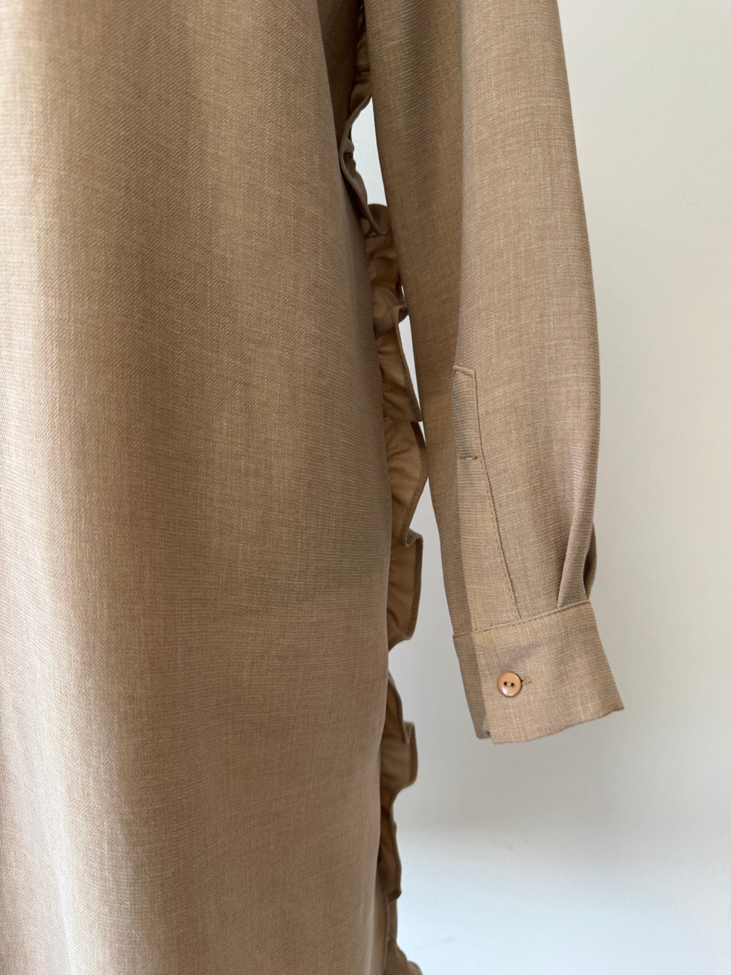 TUĞBA Oversized Rüschen Hemdblusenkleid – Beige, Größe 40, Sehr guter Zustand