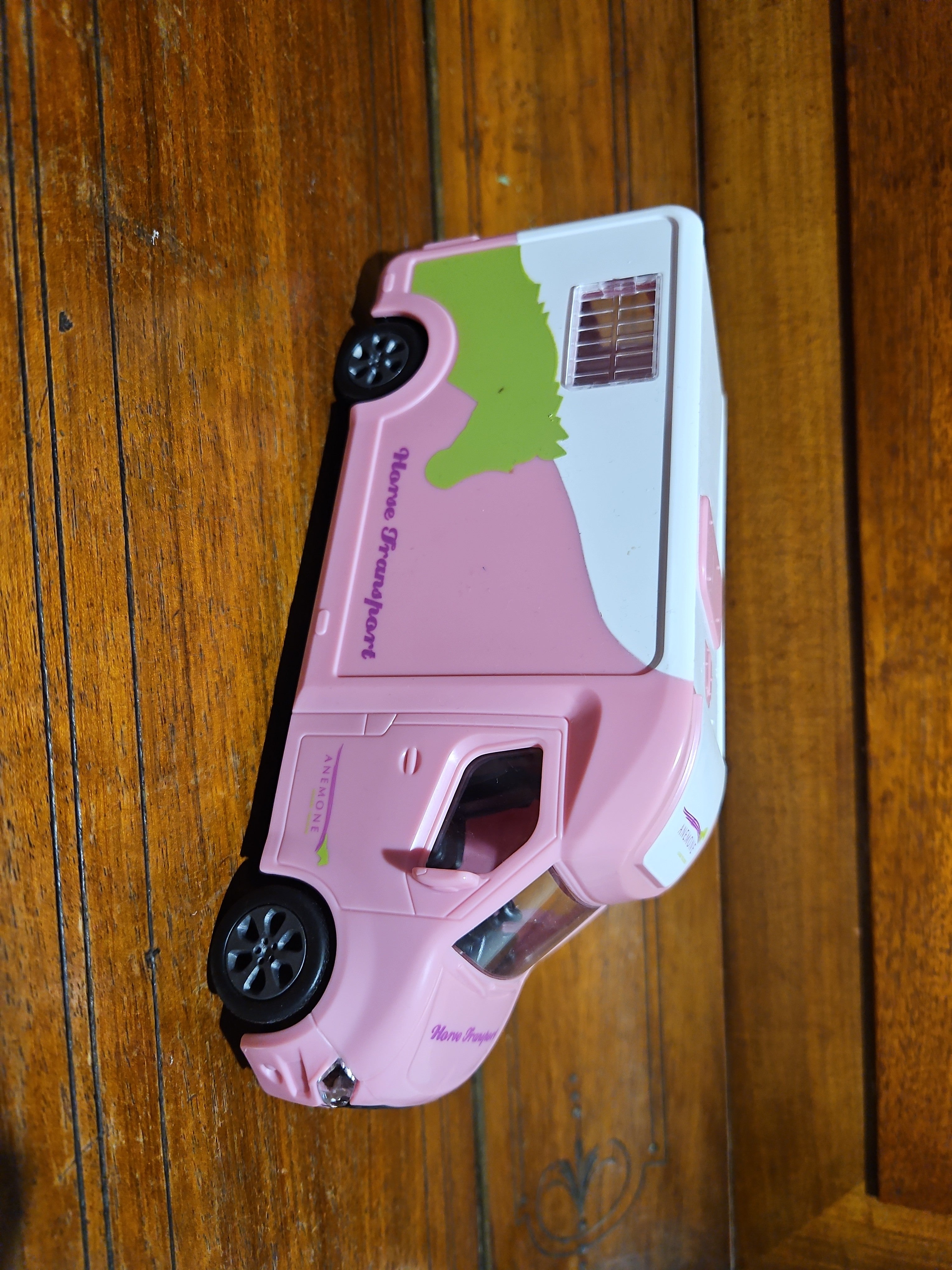 Kids Globe Pferdetransporter 1:32 – pink/grün – sehr guter Zustand