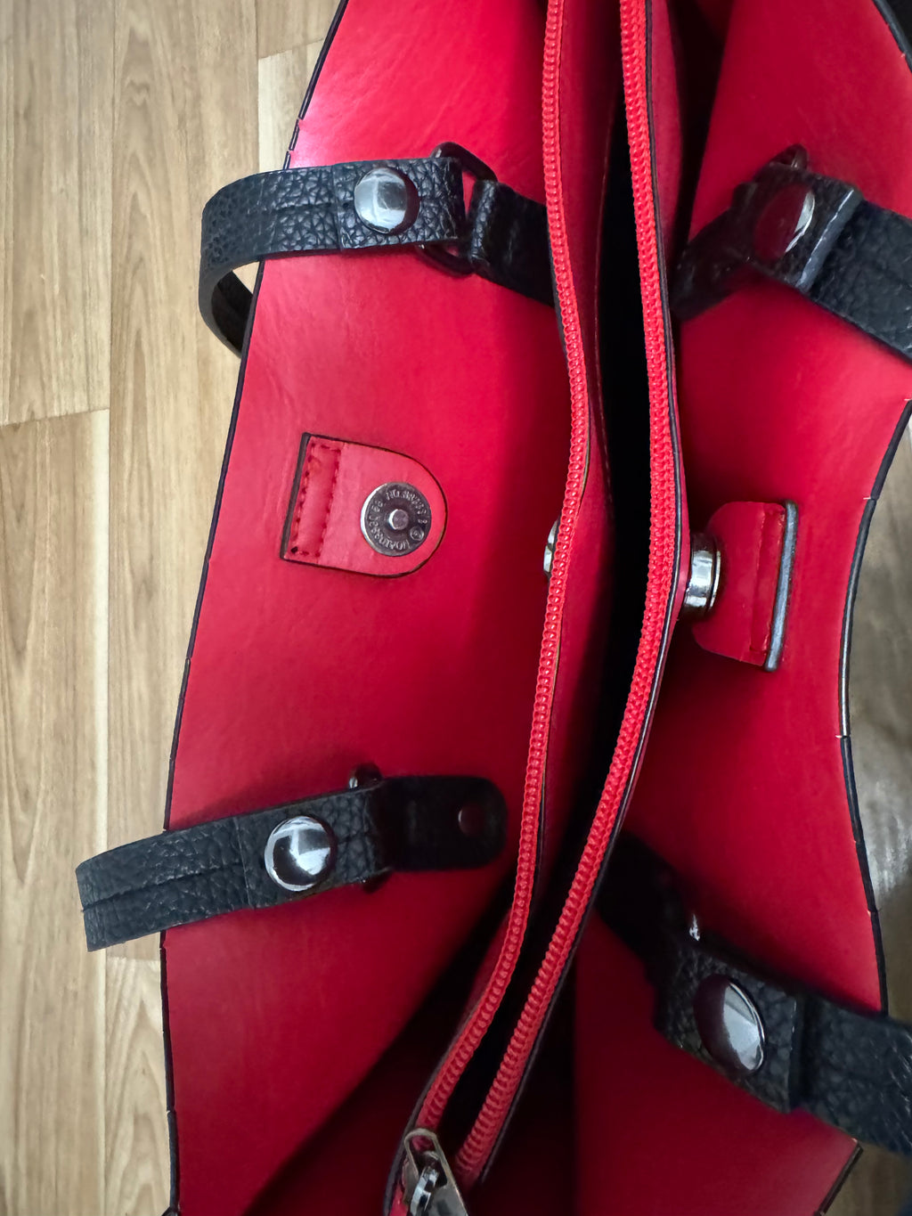 Even&Odd Reversible Tote Large Leder schwarz/rot – sehr gut