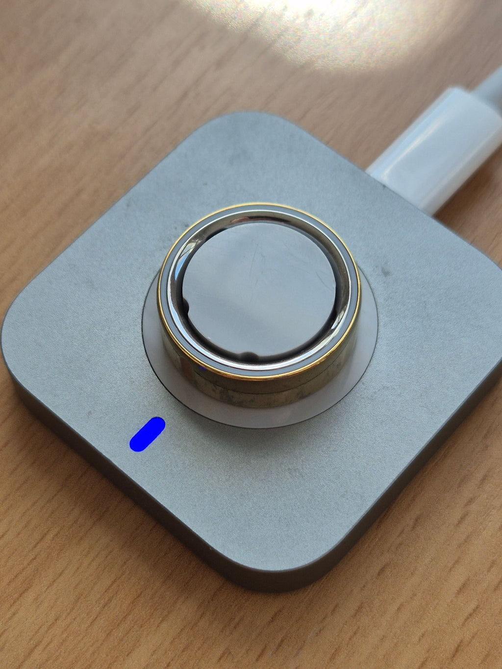 Oura Ring 4 Horizon Gold Medium – Sehr guter Zustand + Ladegerät