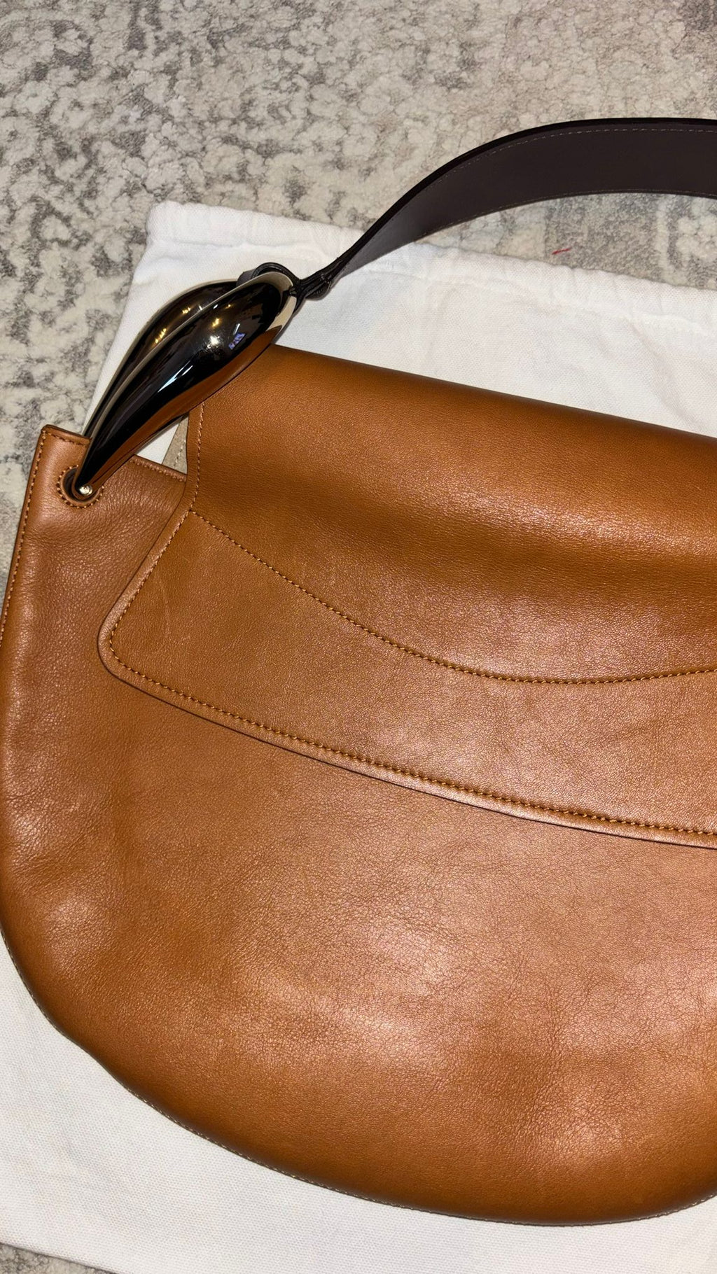 Chloé Kiss Hobo Bag Medium – Glattleder, Tan, Silber, Guter Zustand