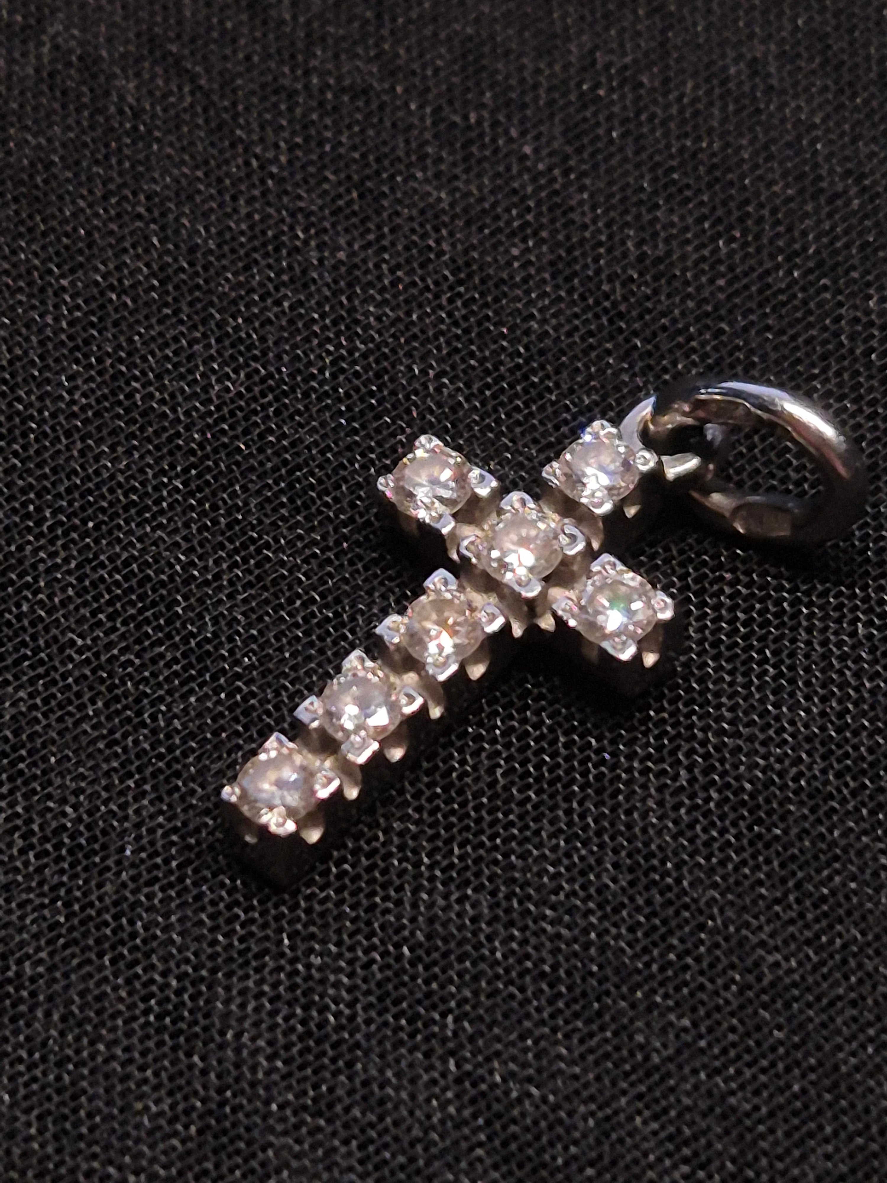 18K Weißgold Diamant Kreuz Anhänger – Sehr Gut – Silber – Klein – No Brand