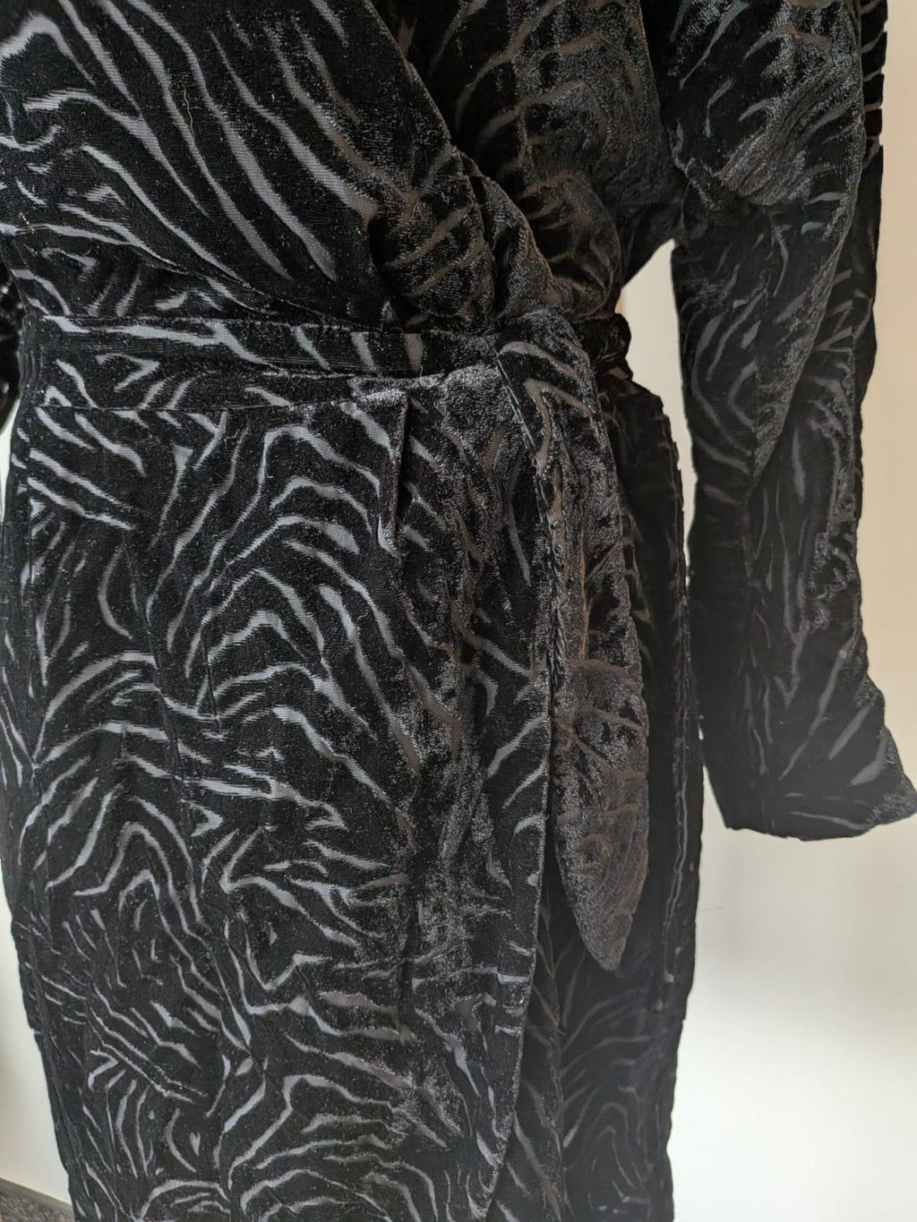 & Other Stories Paris Atelier Samtkleid Wickelkleid, EU 34, Schwarz, Sehr gut