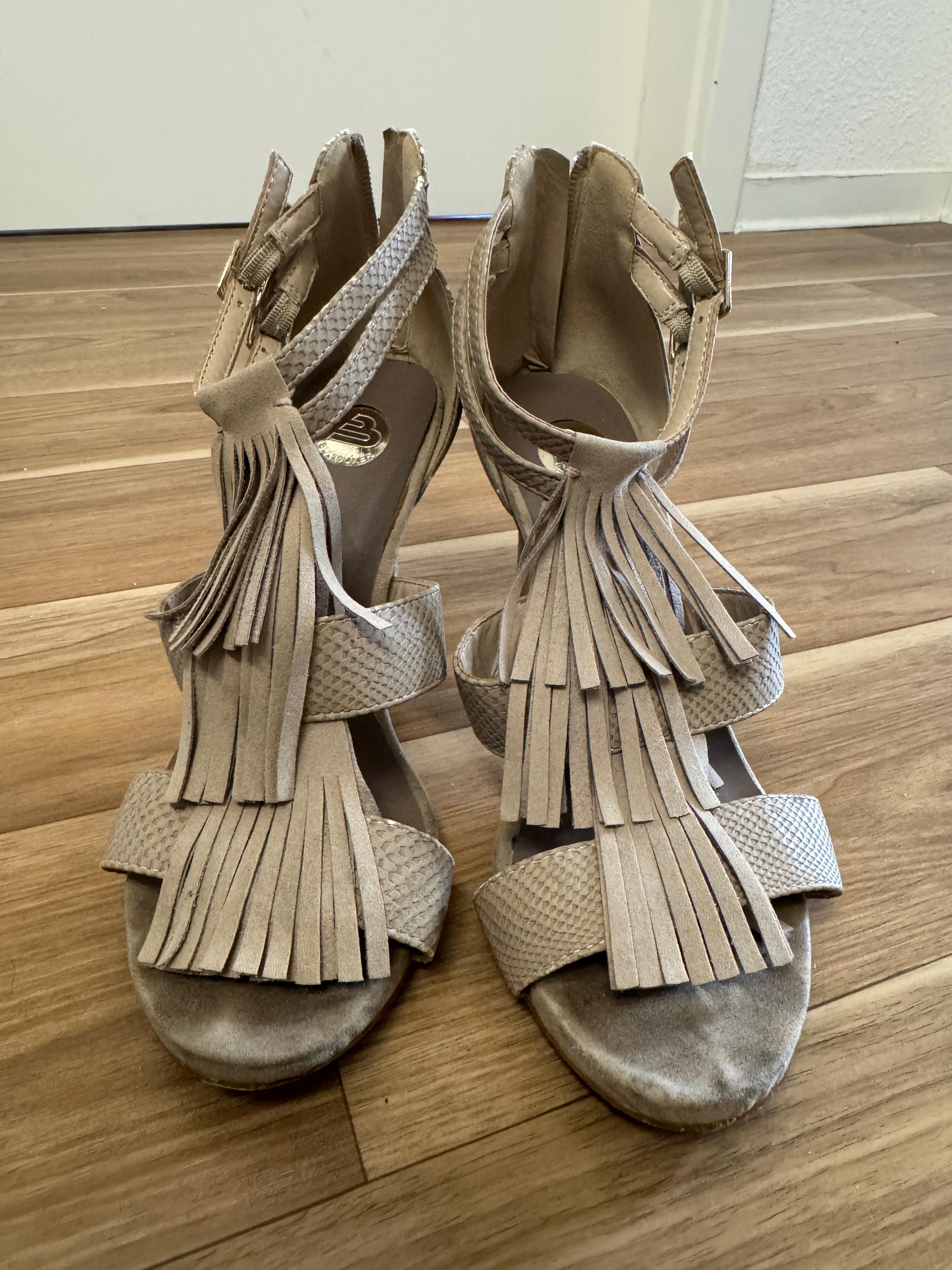 Bullboxer Fringe Sandalen – Kunstleder, Cream, Gr. 38, Zustand: Stark gebraucht