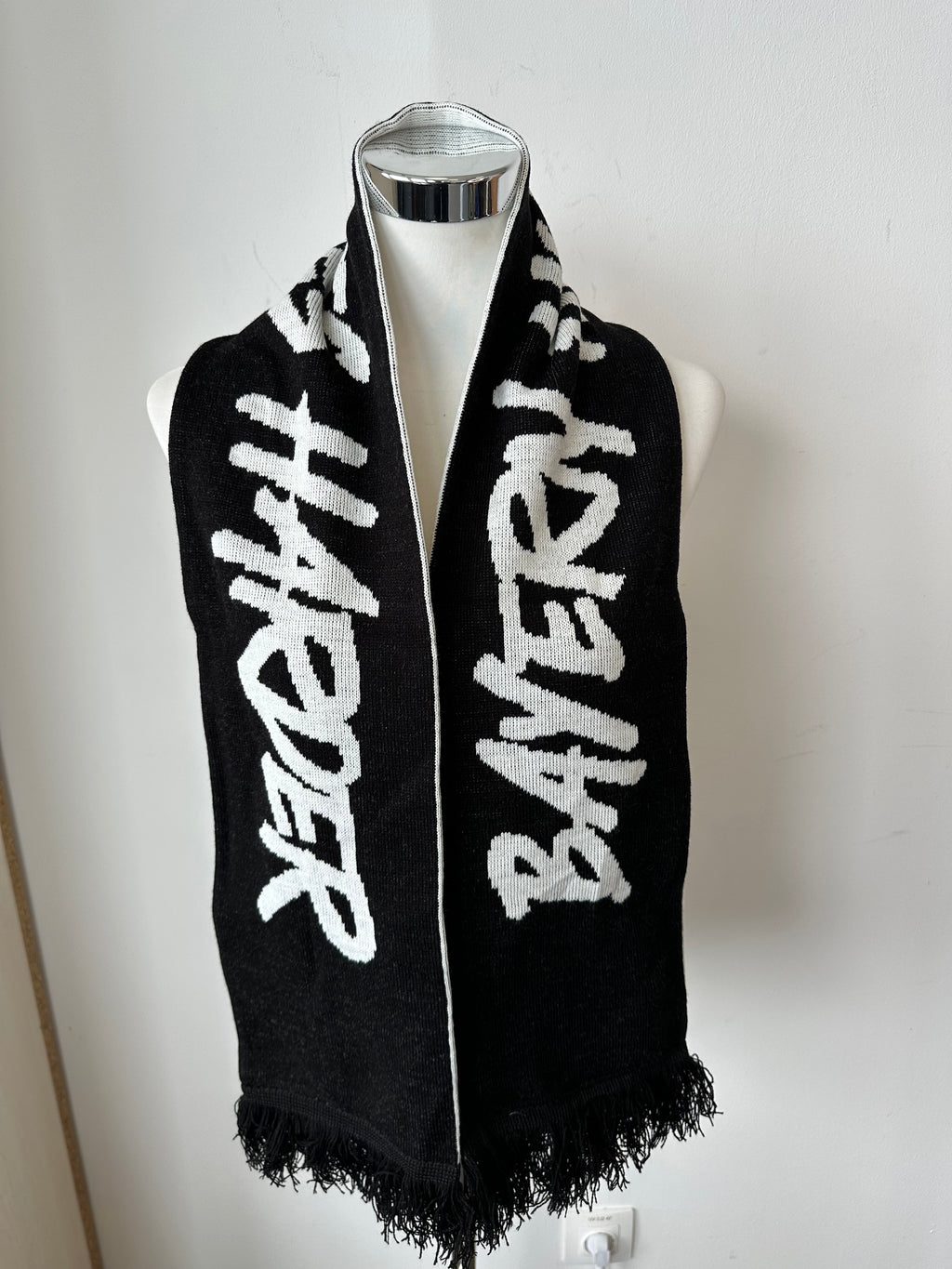 Wie Neu FC Bayern Strickschal “BAYERN HUSTLES HARDER” – Wende, 145cm, Schwarz/Weiß