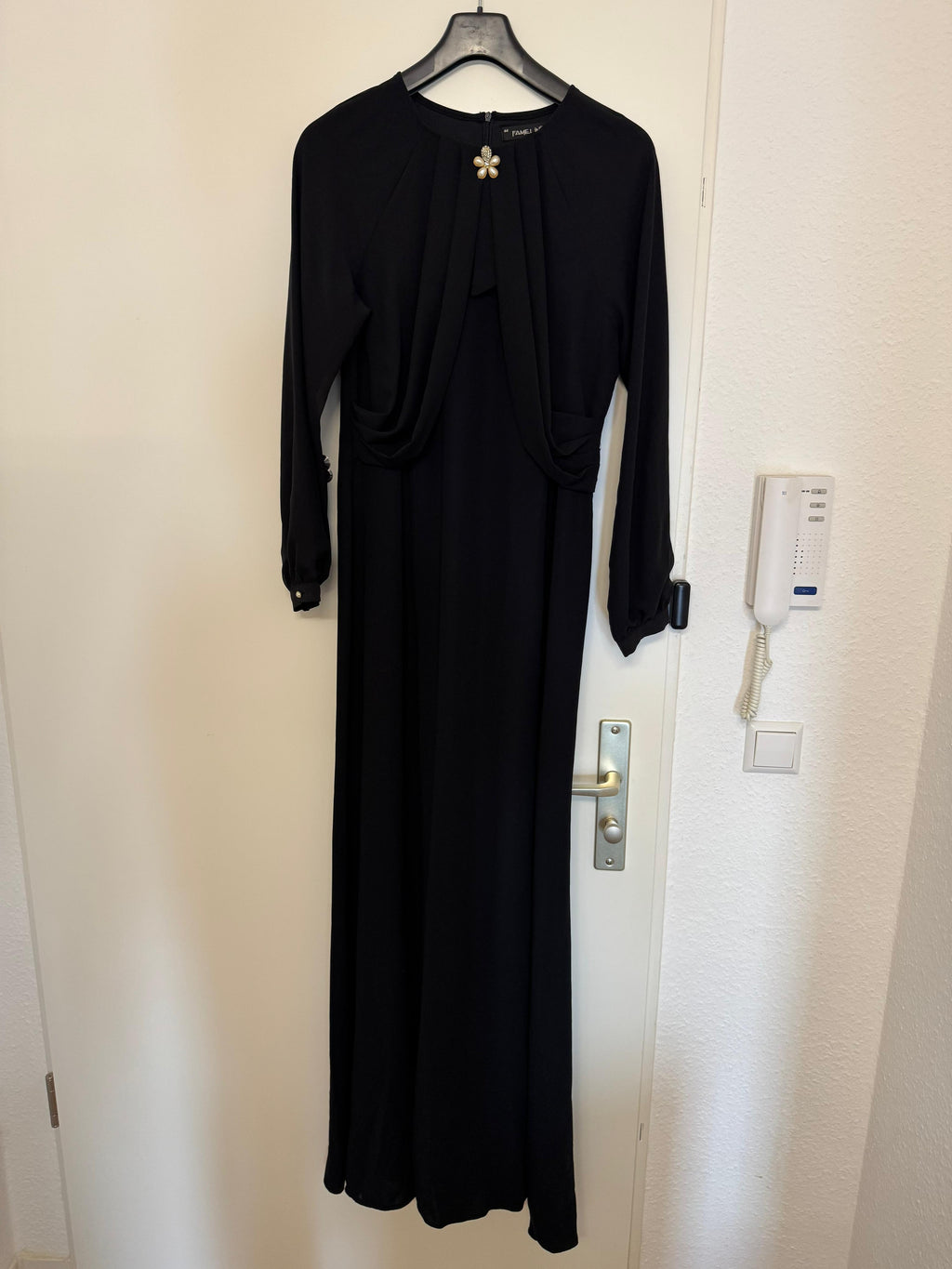 Elegantes Famelin Maxi-Abendkleid schwarz, Gr. 44, Vintage-Stil, Brosche