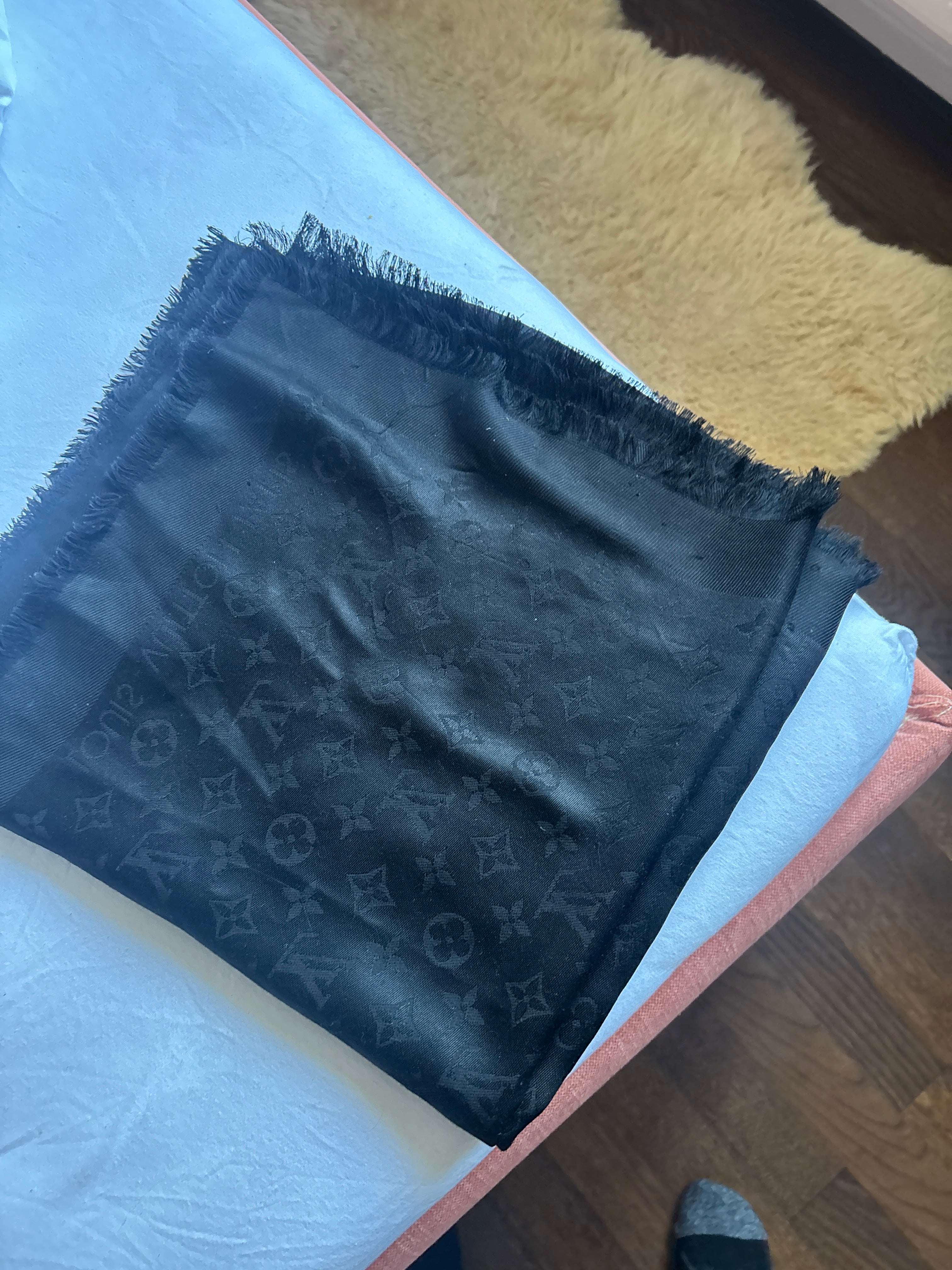 Louis Vuitton Monogram Shawl Schwarz – guter Zustand, ca. 142 x 142 cm