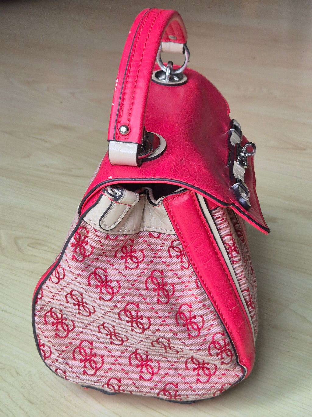 Guess 4G Logo Satchel/Schultertasche – Rot & Beige, Gebrauchter Zustand, 22x19cm