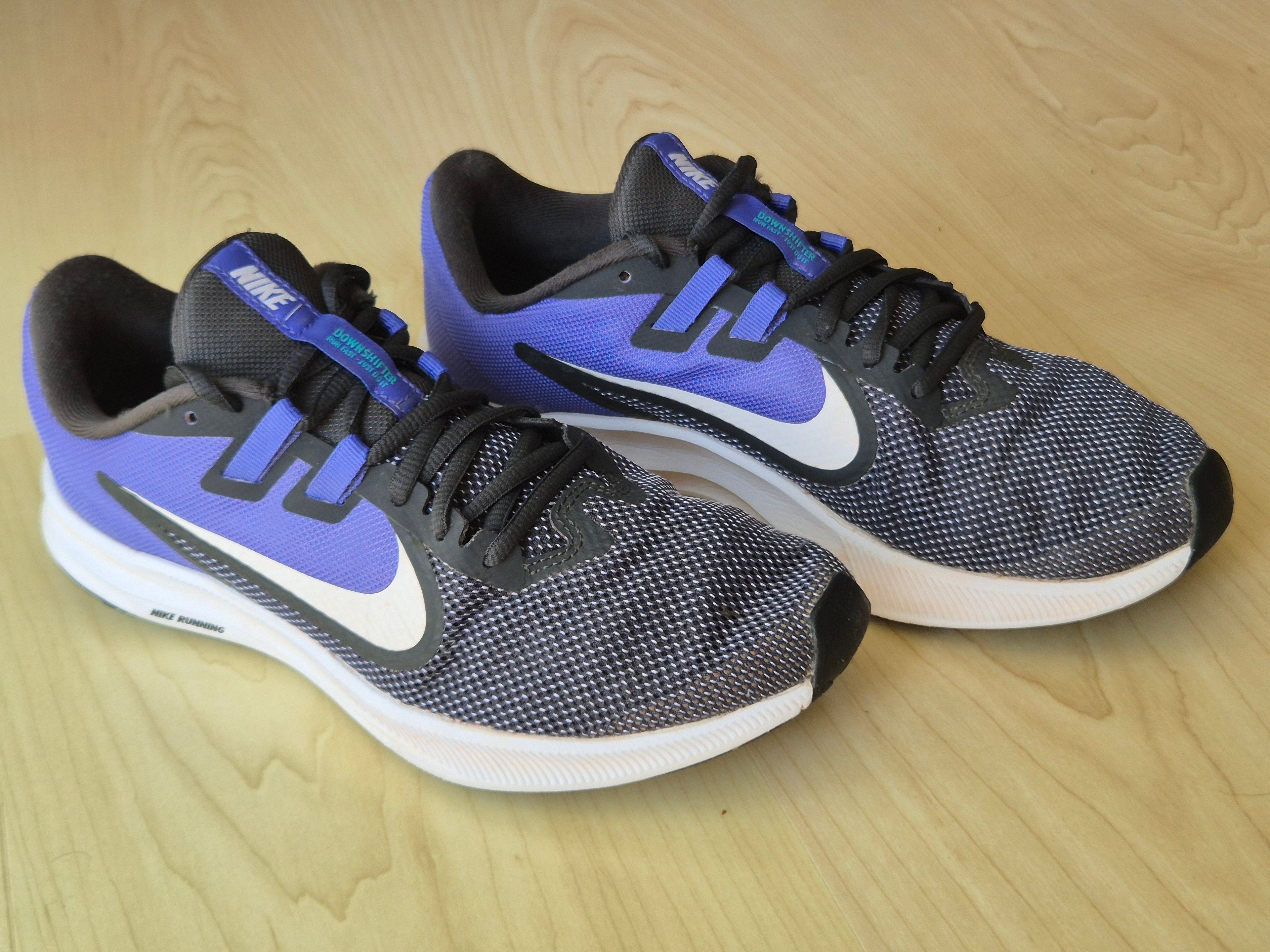 Nike Downshifter 9 Damen Laufschuhe, Schwarz/Blau, Gr. 40, Guter Zustand