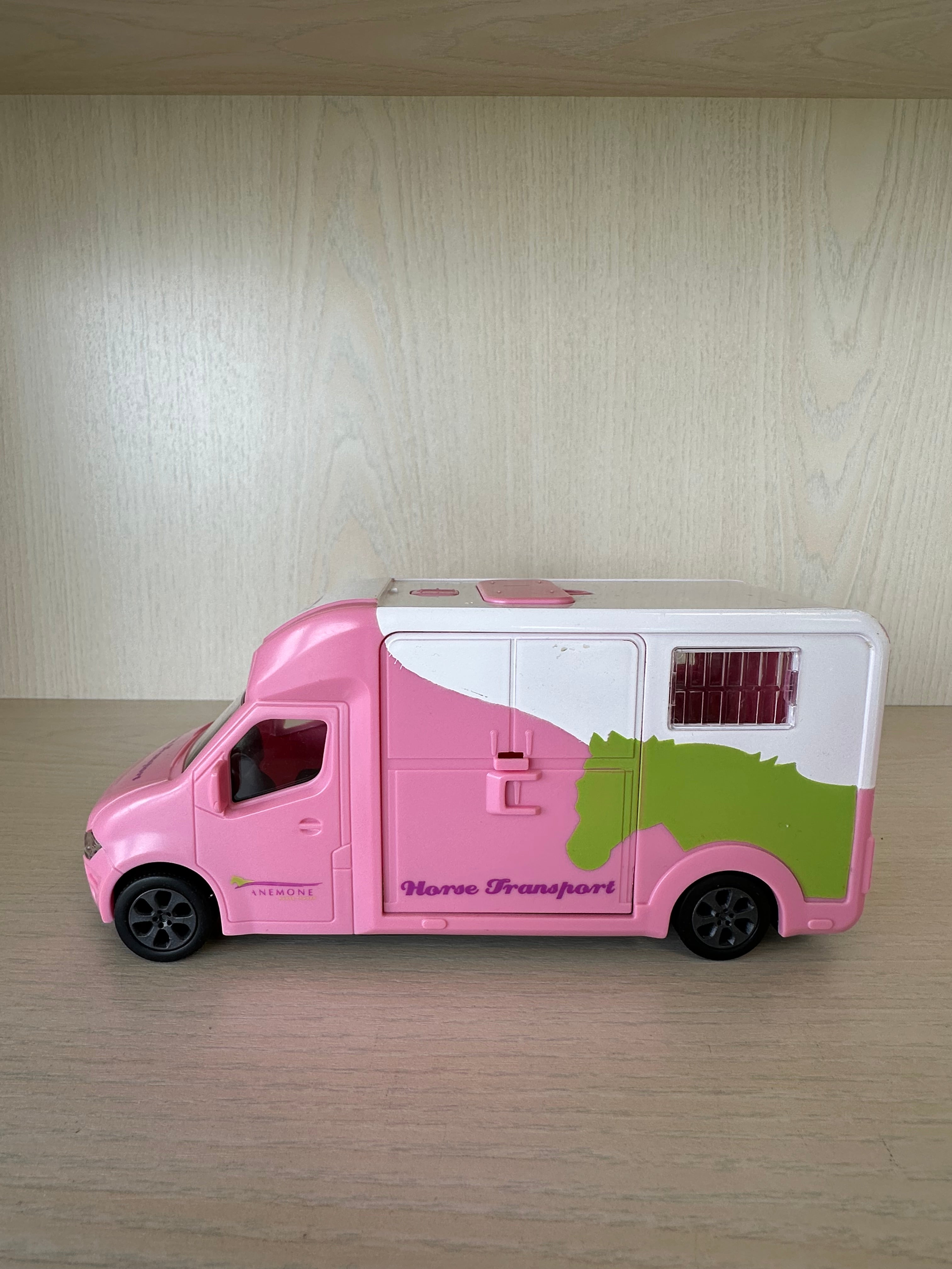 Kids Globe Pferdetransporter 1:32 – pink/grün – sehr guter Zustand